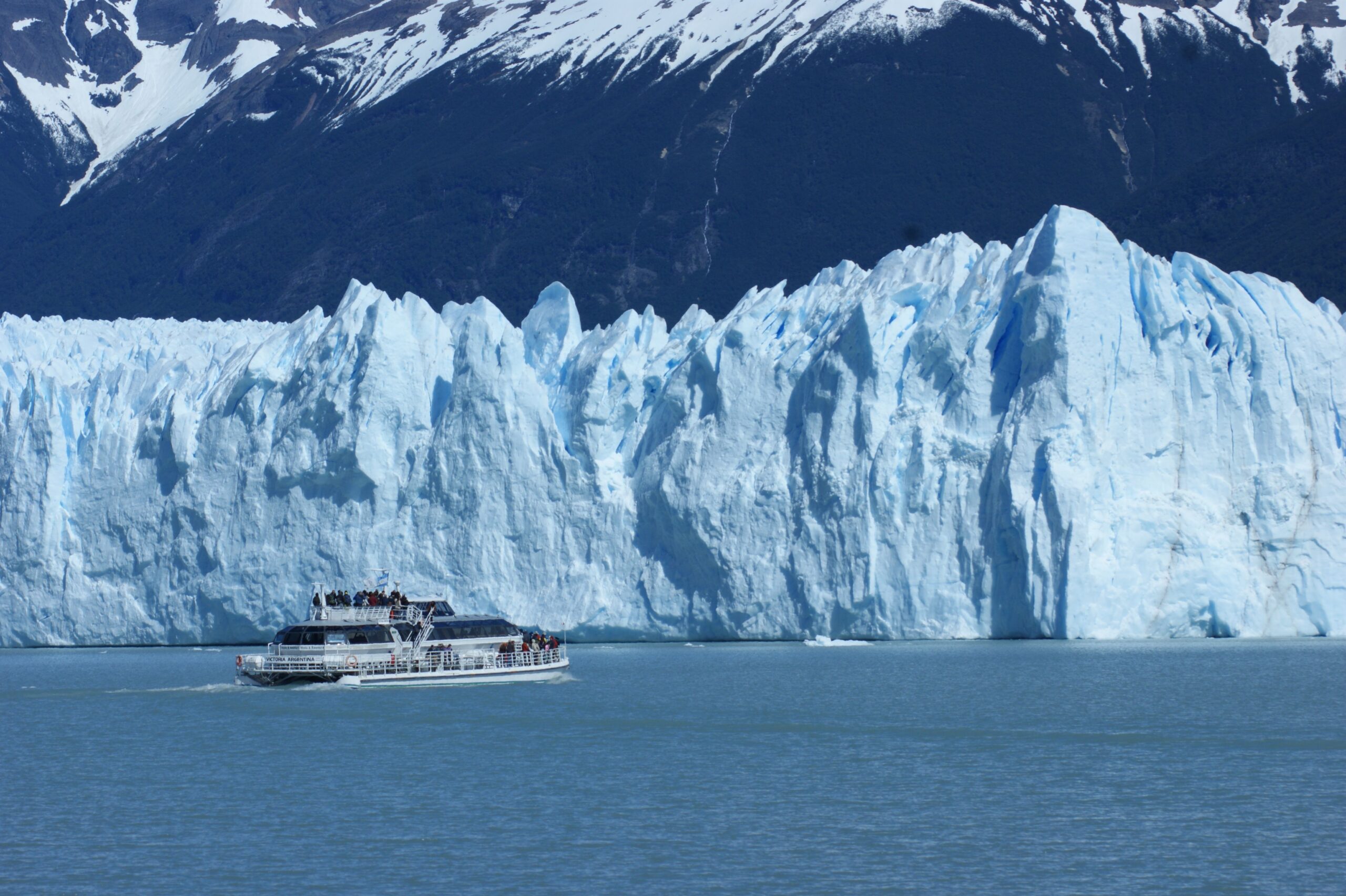 Recursos naturales de la Antártida 5 Embarcación navegando junto a un enorme glaciar polar