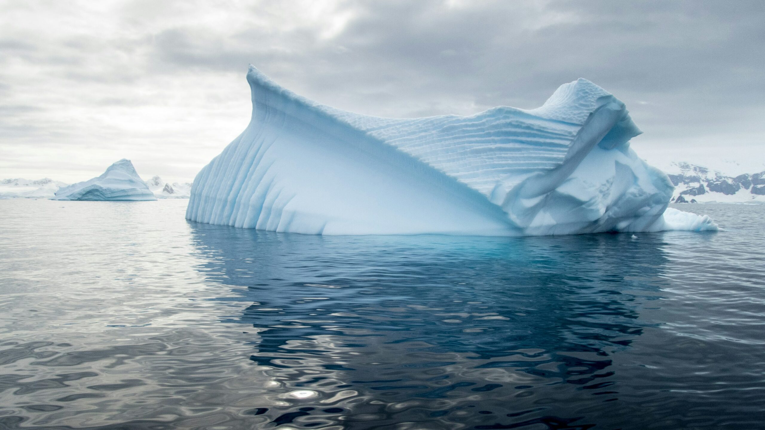 Recursos naturales de la Antártida 6 Glaciar azul rodeado de agua derritiéndose en la Antártida