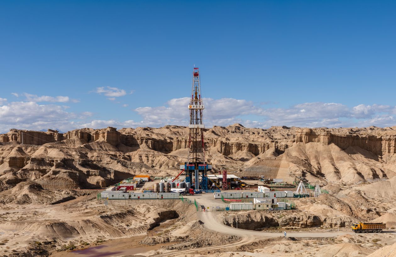 Recursos naturales de Asia 3 Plataforma petrolera entre formaciones rocosas del desierto