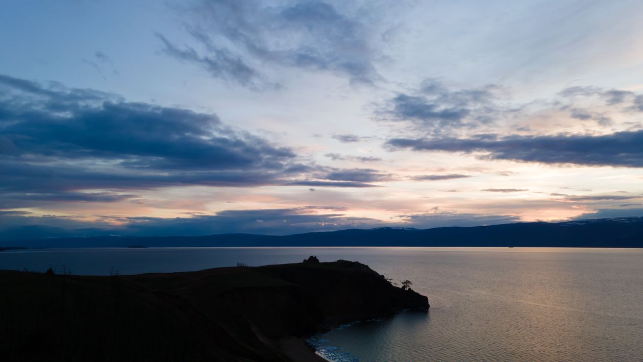 Recursos naturales de Asia 5 Lago Baikal al atardecer en Siberia