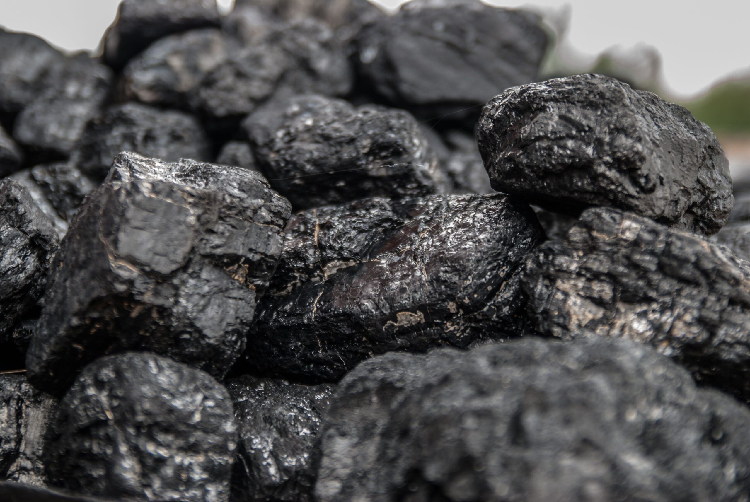 Trozos de carbón mineral negro en primer plano