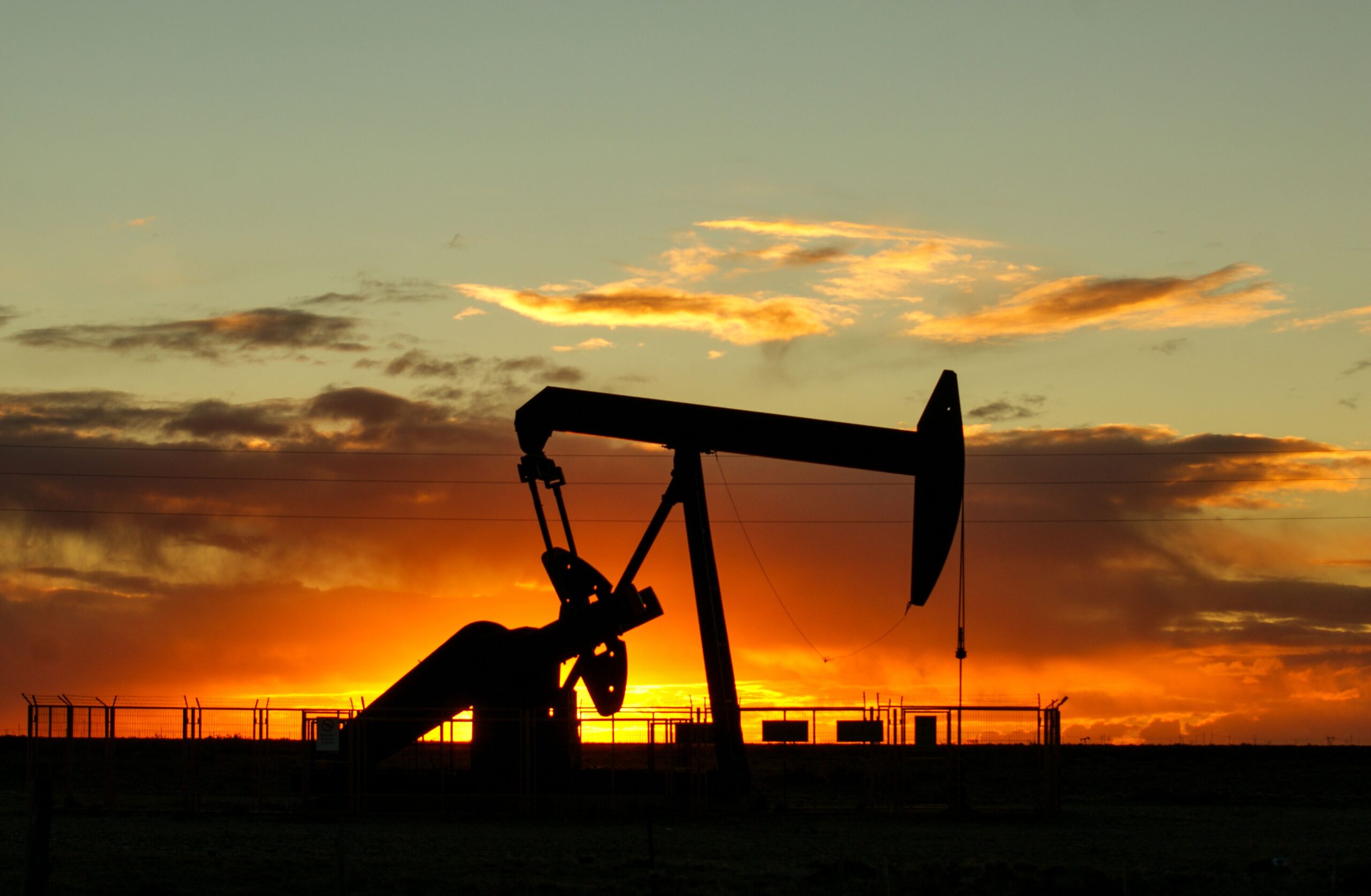 Combustibles fósiles: qué son y por qué se agotan 3 Bomba extractora de petróleo al atardecer