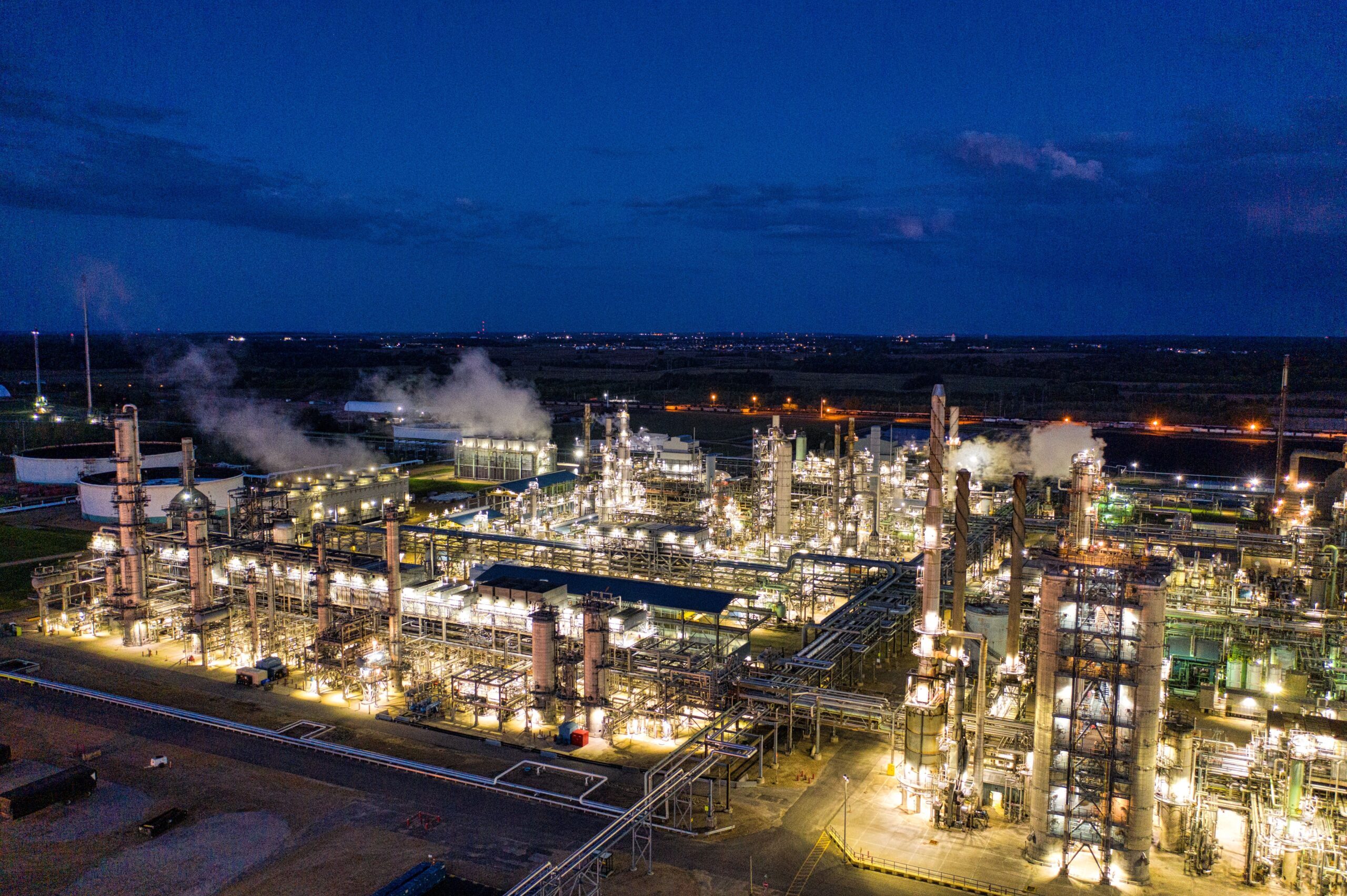 Combustibles fósiles: qué son y por qué se agotan 5 Refinería iluminada de noche vista aérea