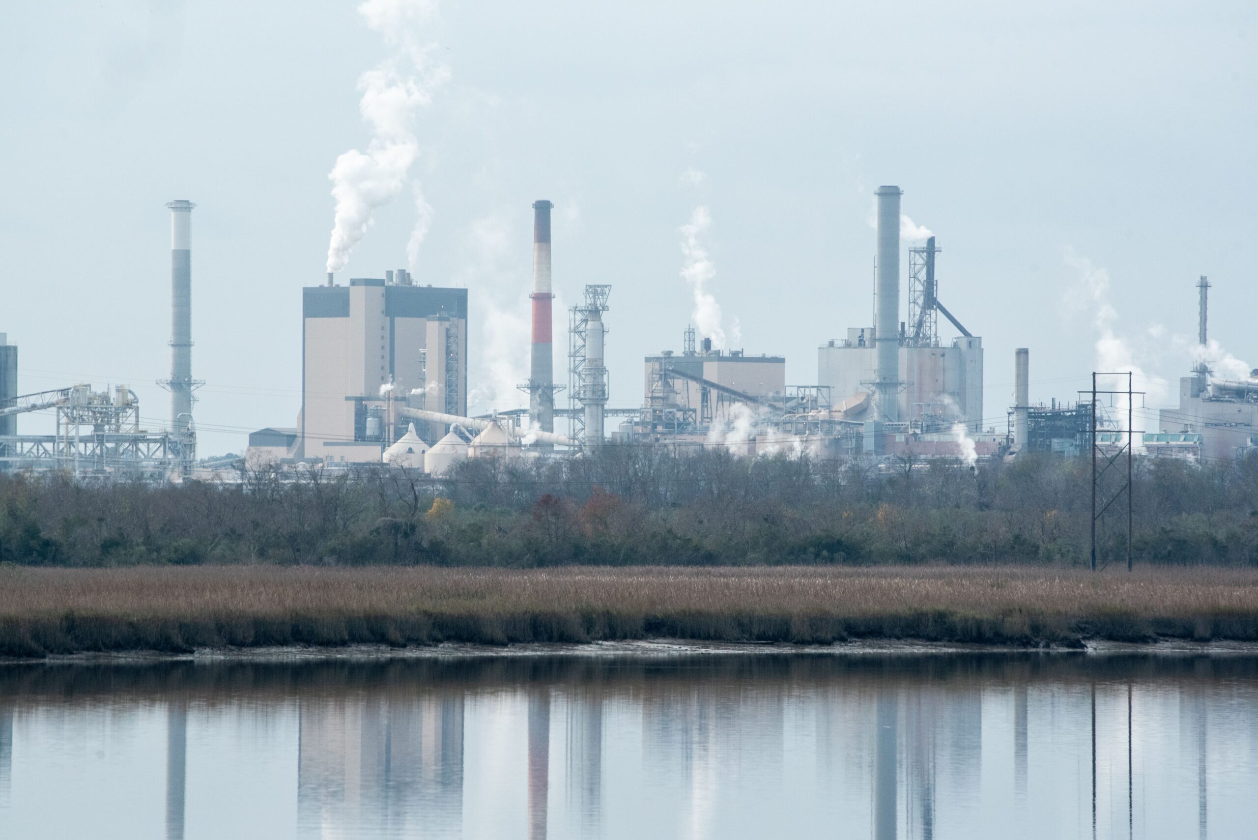 Combustibles fósiles: qué son y por qué se agotan 6 Chimeneas industriales emitiendo humo al cielo