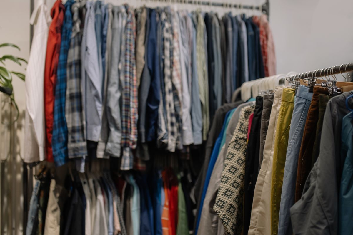 Economía circular: qué es, principios y ejemplos 4 Ropa de segunda mano colgada en una tienda