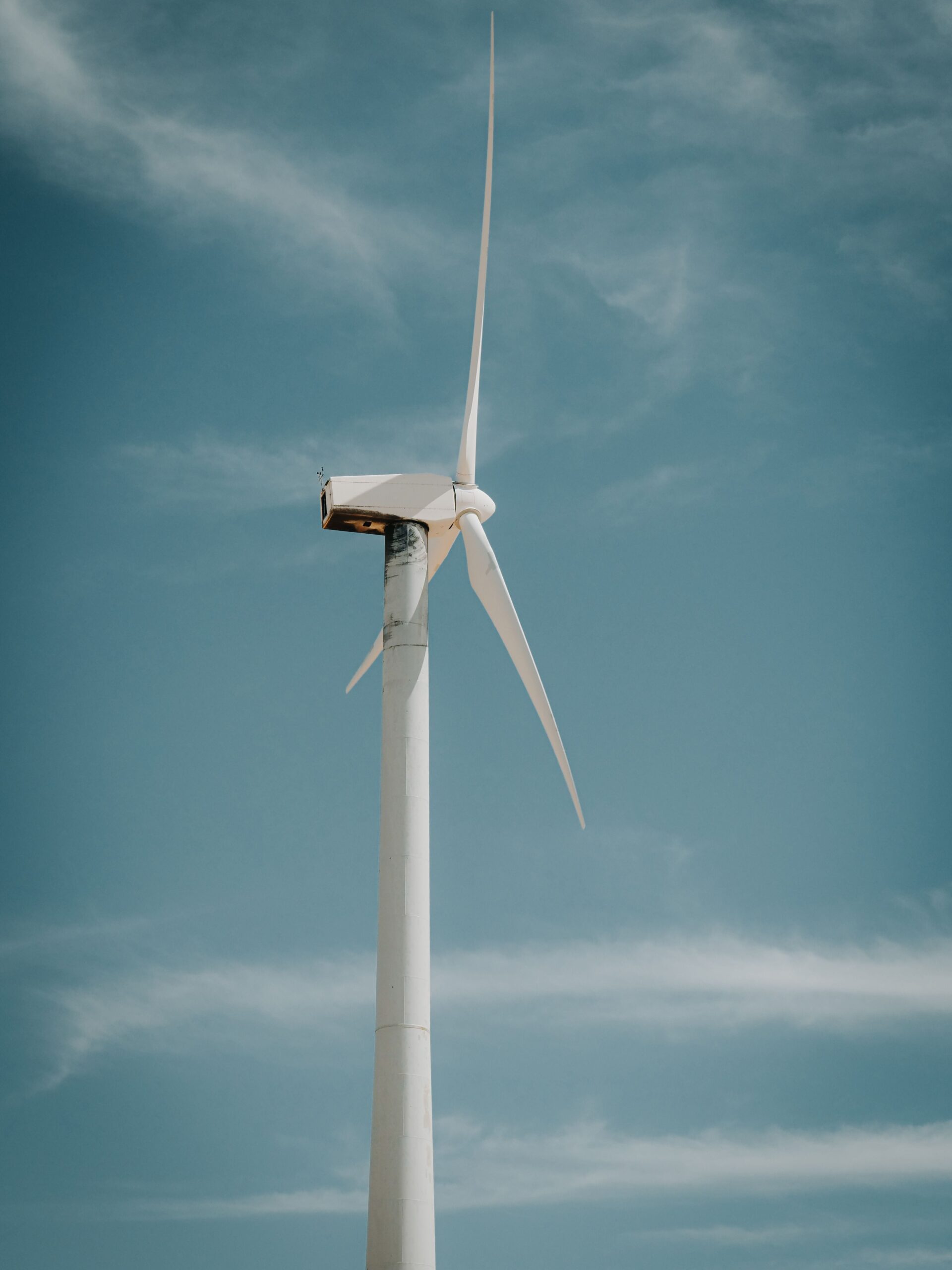 Turbina eólica solitaria bajo cielo azul despejado