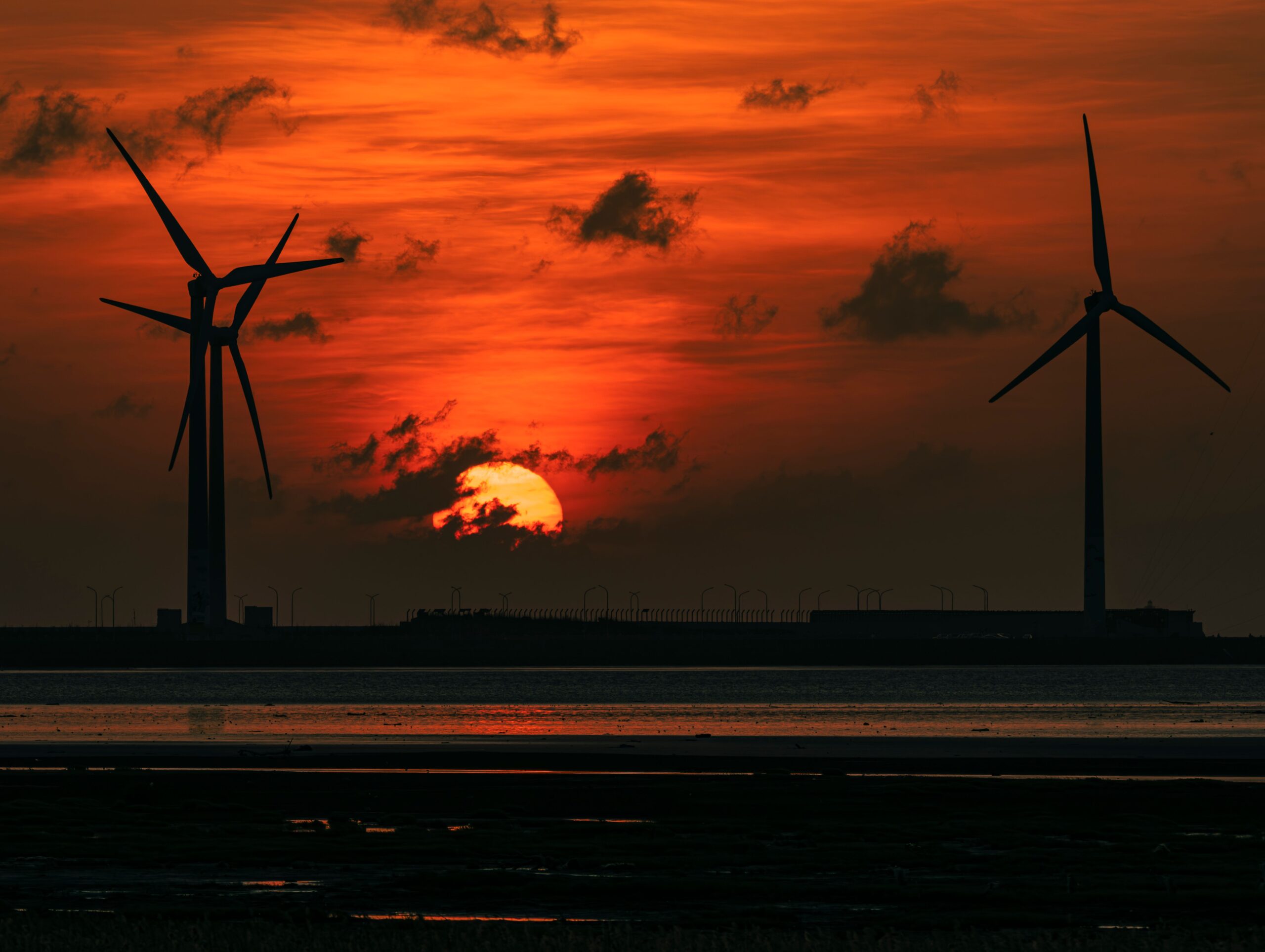 Turbinas eólicas en silueta durante vibrante atardecer