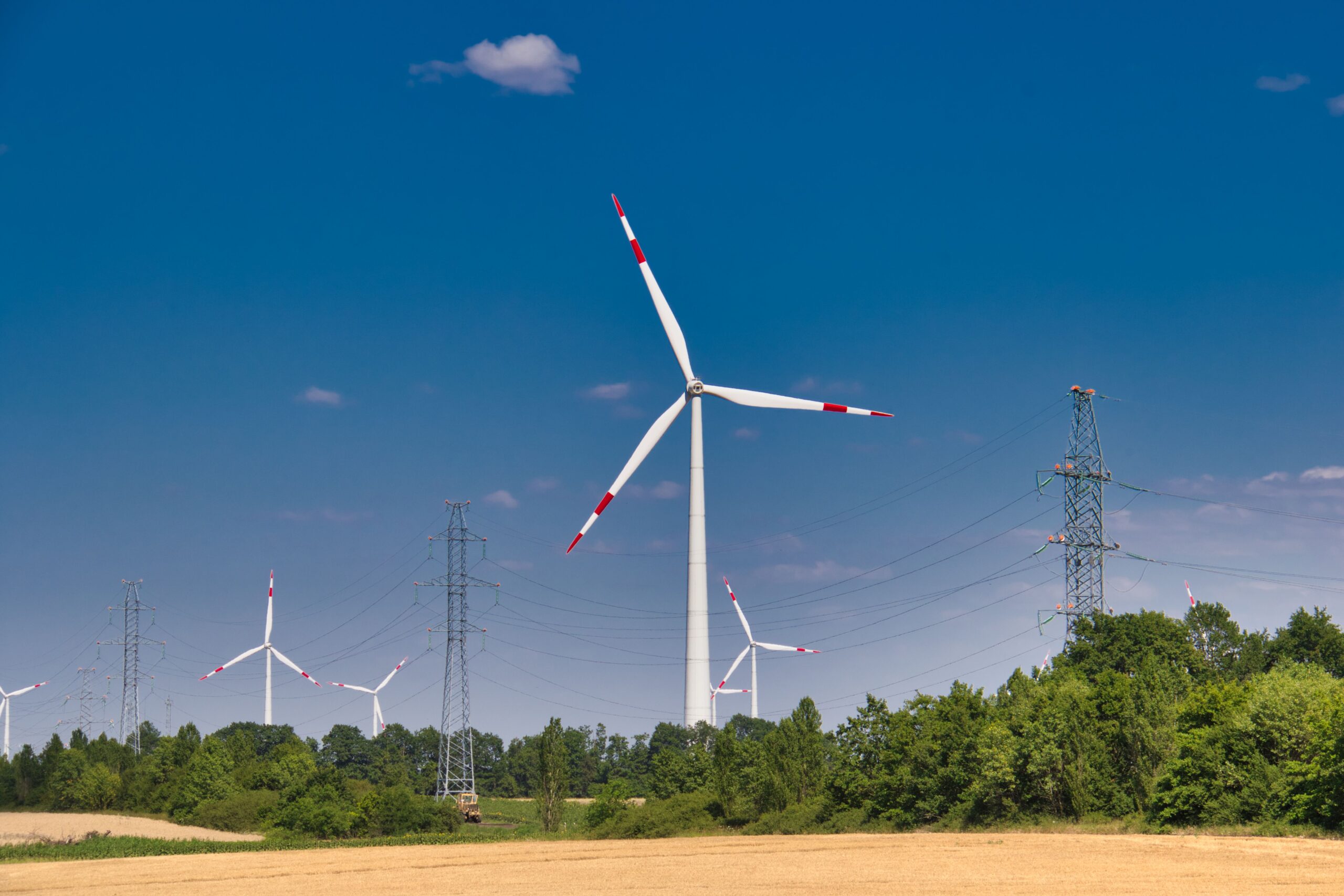 Aerogenerador junto a líneas eléctricas en campo