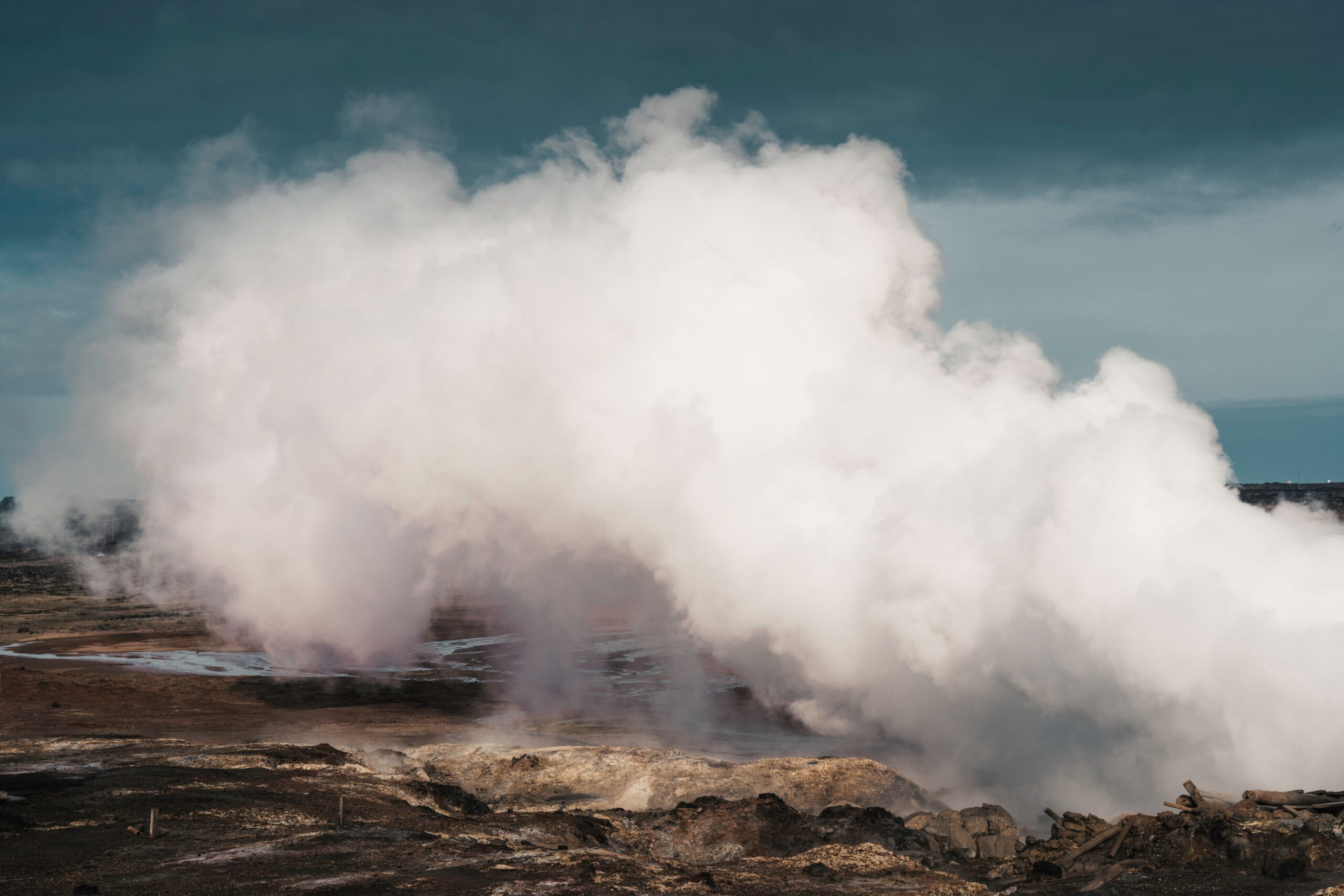 Vapor emergiendo de una fuente geotérmica en Islandia