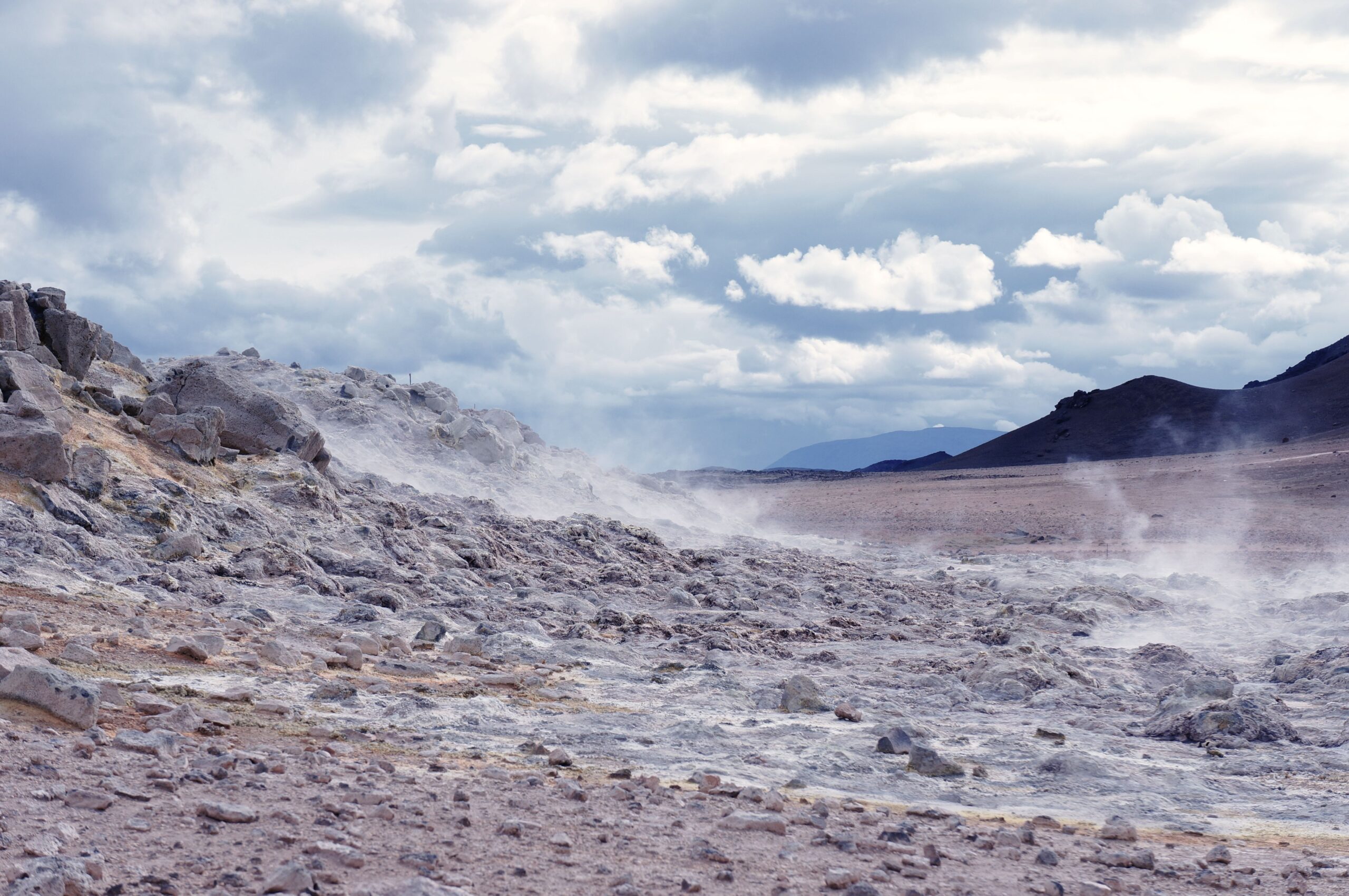 Paisaje geotérmico islandés con columnas de vapor