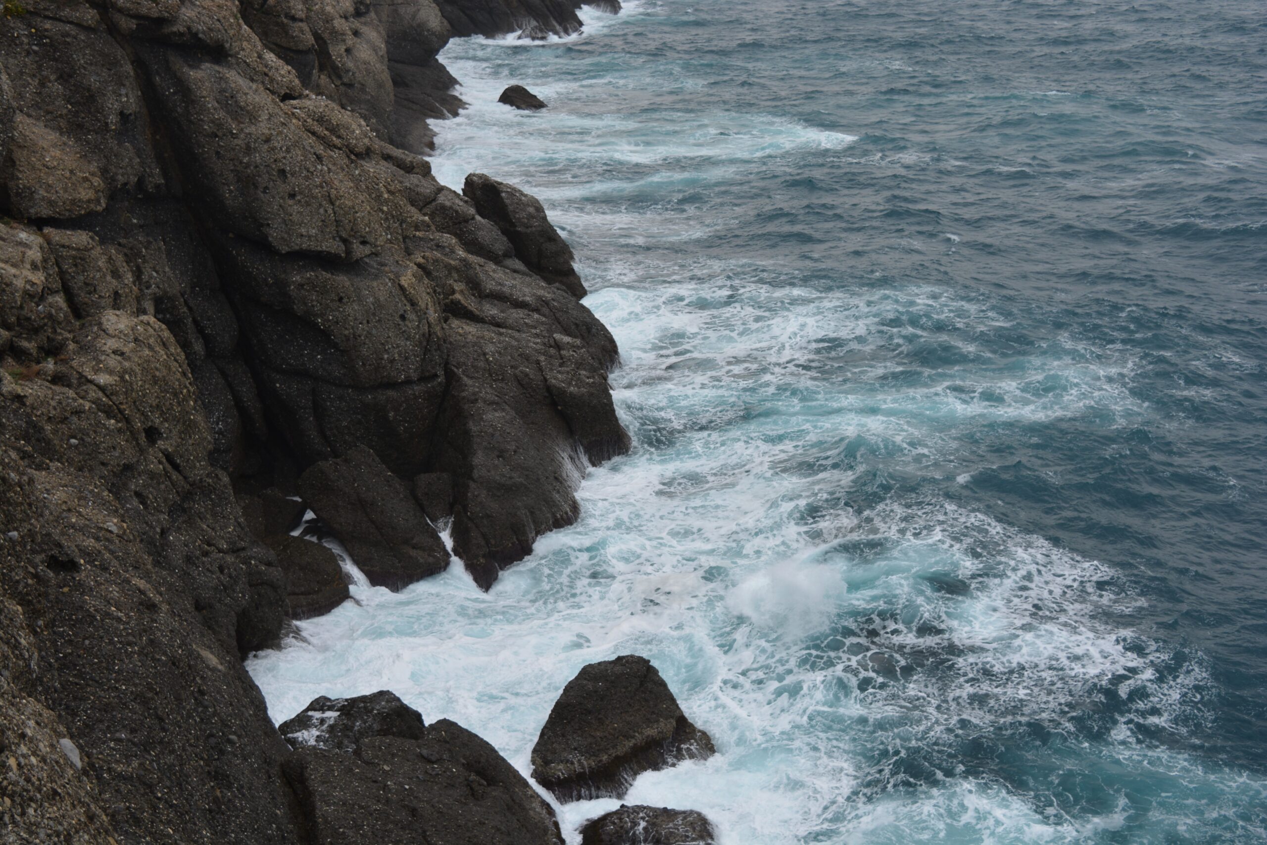 Energía mareomotriz y undimotriz: qué es y cómo funciona 4 Olas del mar chocando con fuerza contra rocas costeras