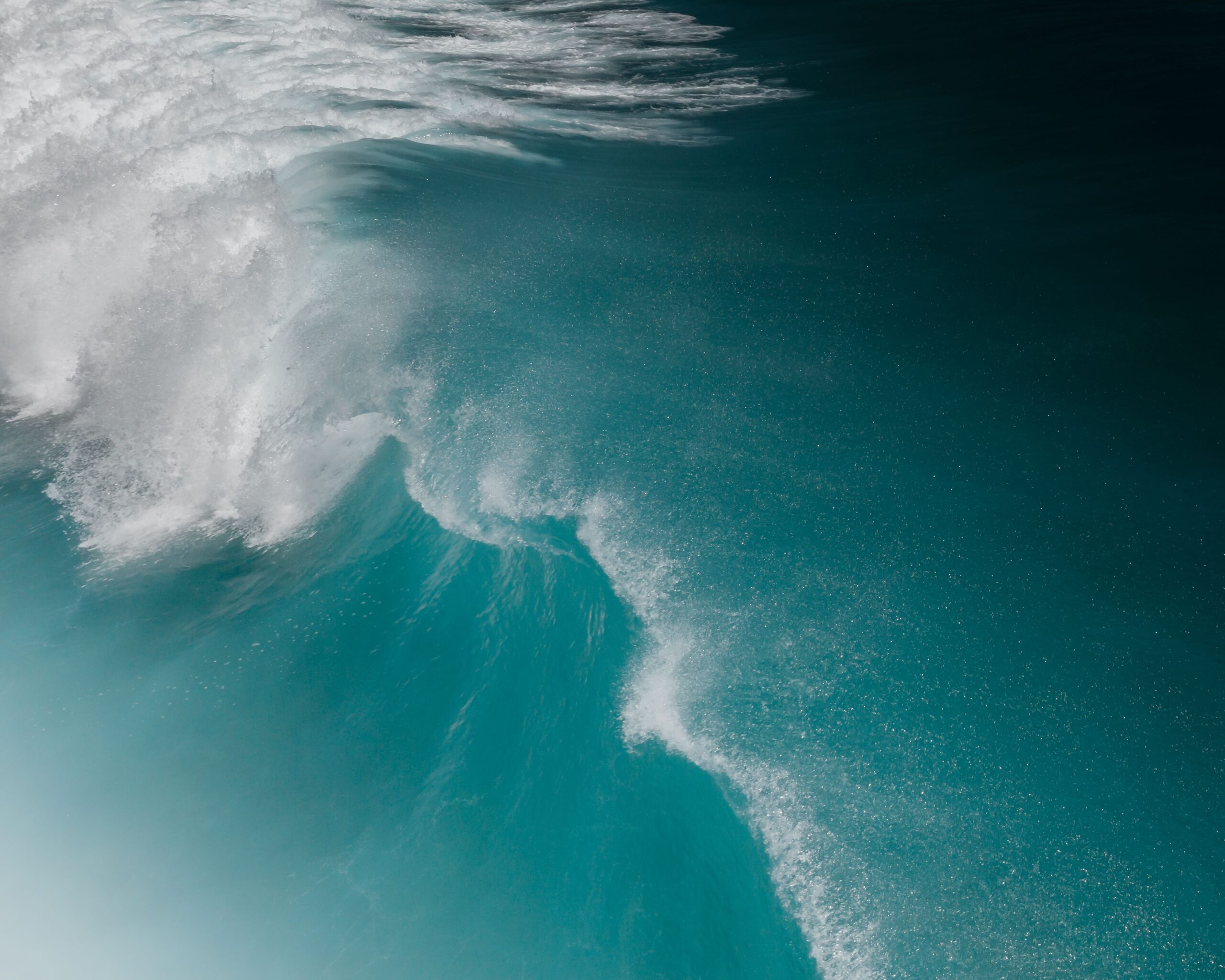 Energía mareomotriz y undimotriz: qué es y cómo funciona 5 Poderosas olas del océano rompiendo con espuma blanca