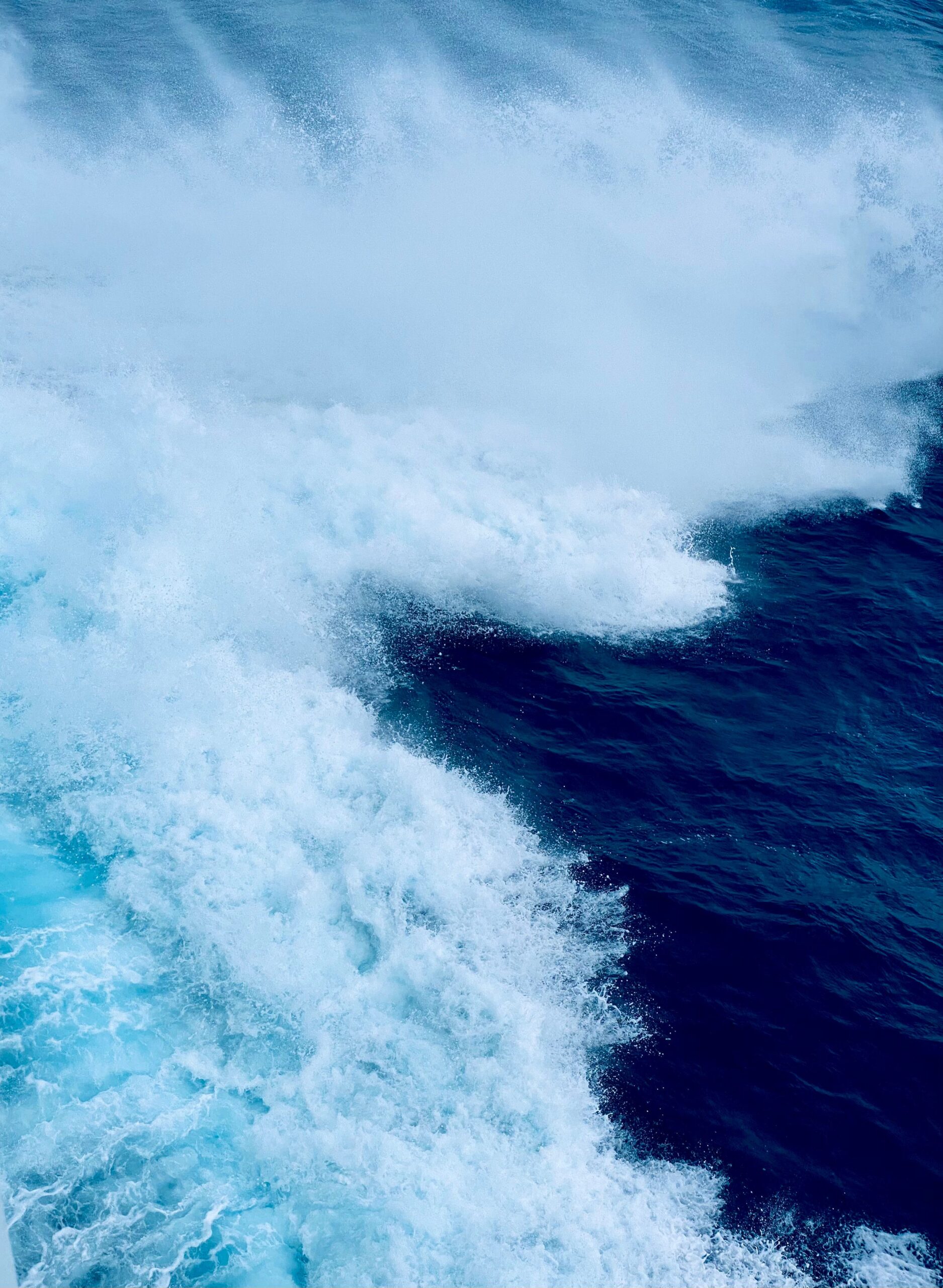 Energía mareomotriz y undimotriz: qué es y cómo funciona 6 Olas marinas mostrando la energía y fuerza del mar abierto