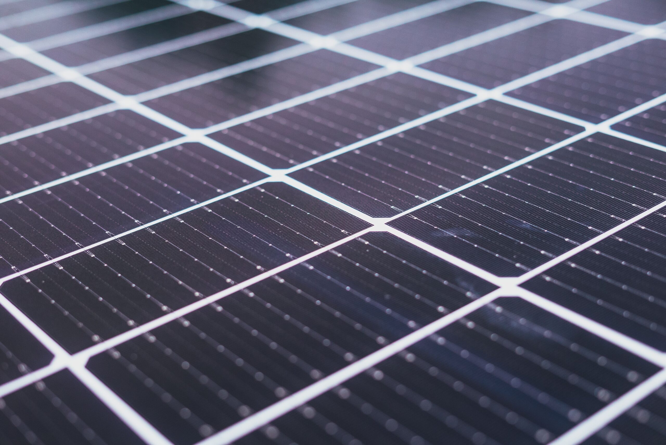 Energía solar: qué es, cómo funciona y ventajas 3 Primer plano de células fotovoltaicas de un panel solar