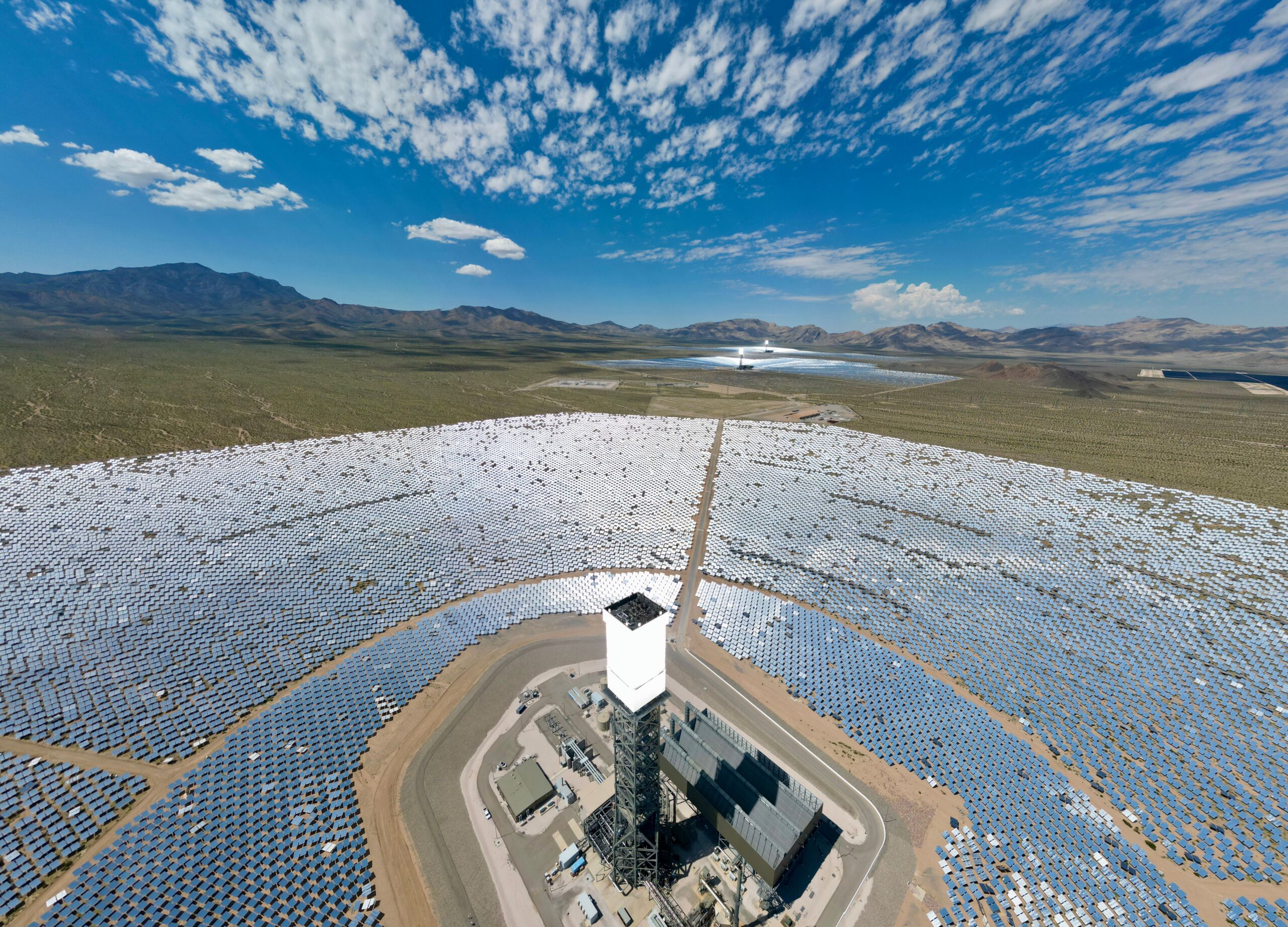 Energía solar: qué es, cómo funciona y ventajas 4 Vista aérea de una gran planta solar fotovoltaica