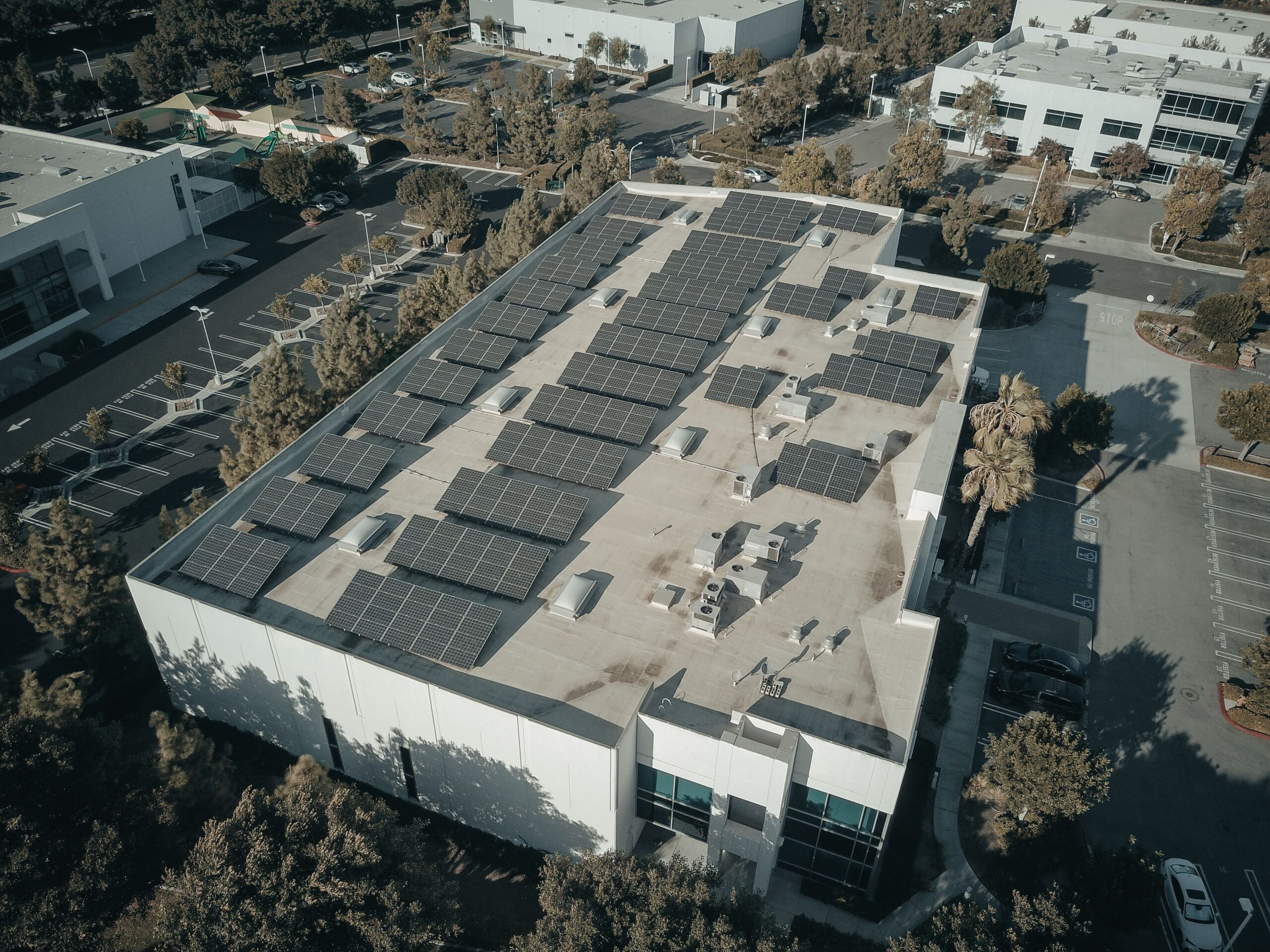 Energía solar: qué es, cómo funciona y ventajas 5 Paneles solares instalados en el tejado de un edificio