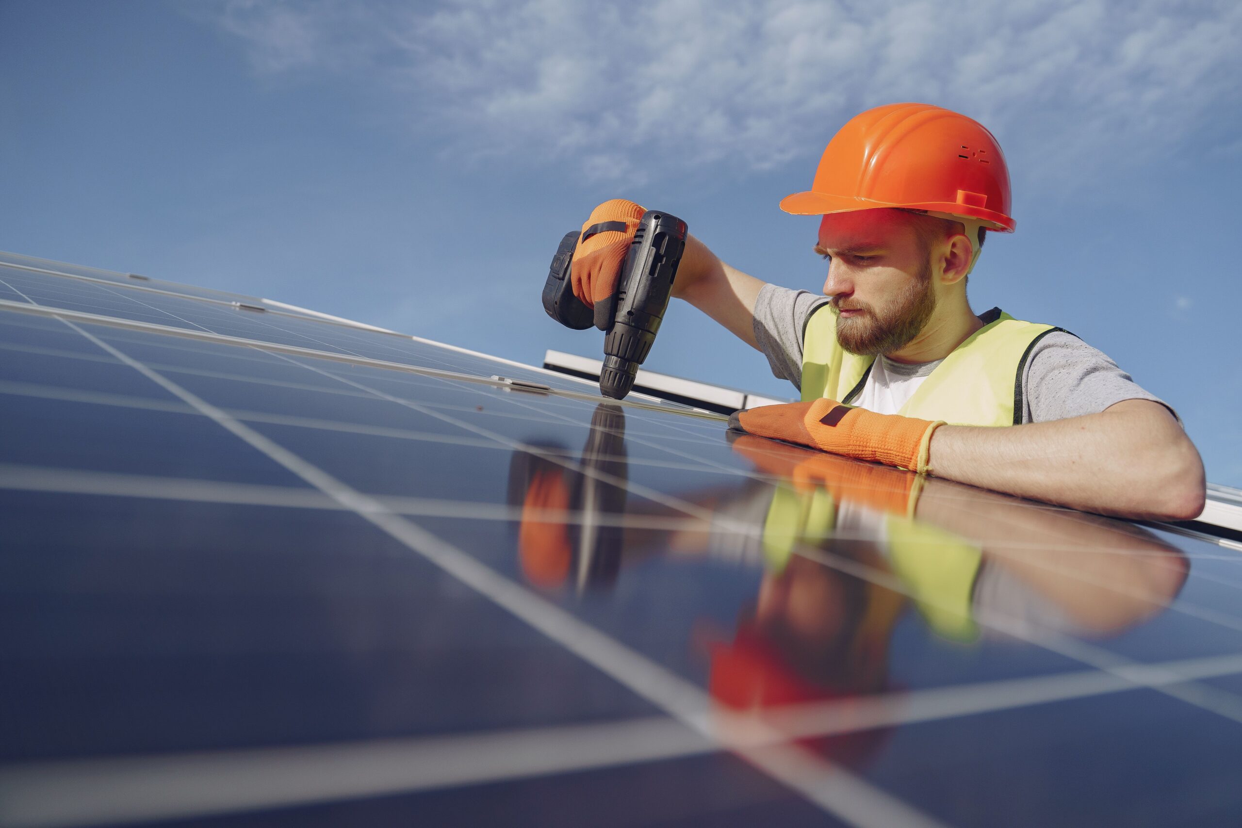 Energía solar: qué es, cómo funciona y ventajas 6 Técnico instalando un panel solar con equipo de seguridad