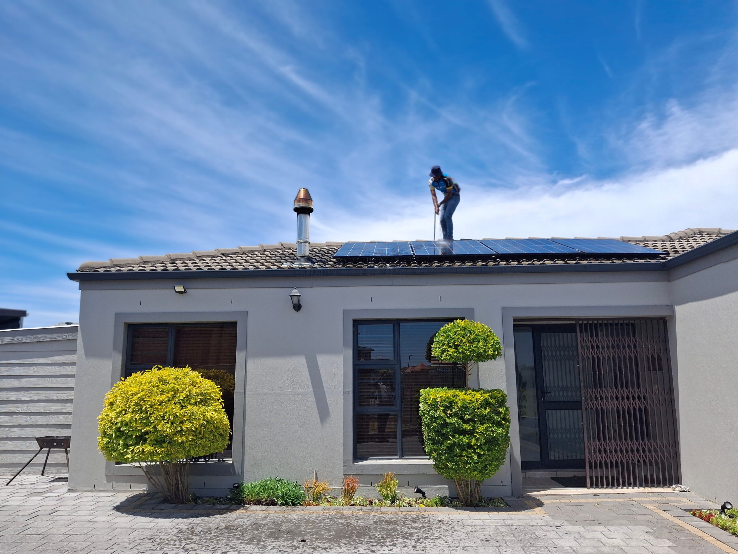 Energía solar en casa: guía de autoconsumo 3 Técnico instalando paneles solares en un tejado