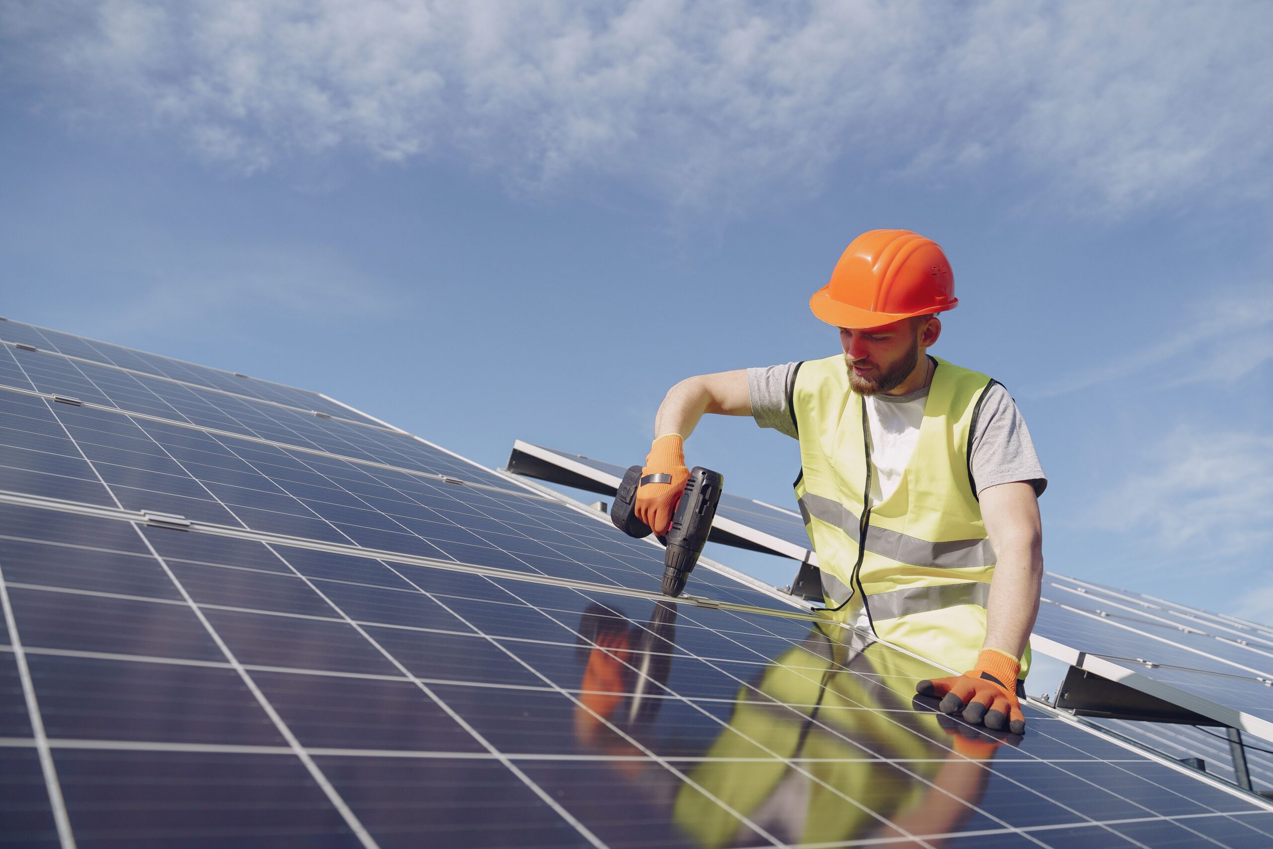Energía solar en casa: guía de autoconsumo 4 Instalador fijando un panel solar fotovoltaico