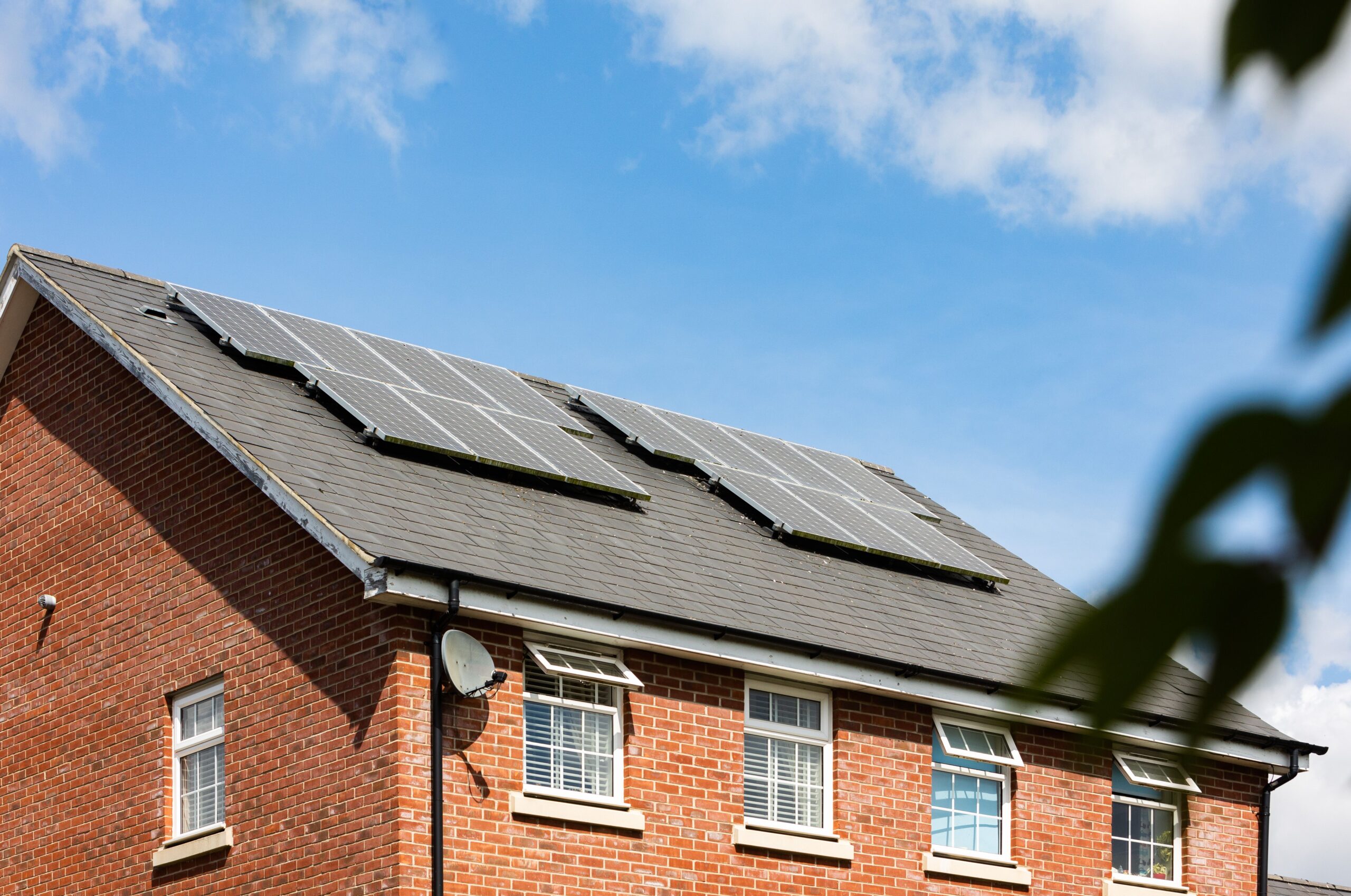 Energía solar en casa: guía de autoconsumo 5 Casa de ladrillo con paneles solares fotovoltaicos