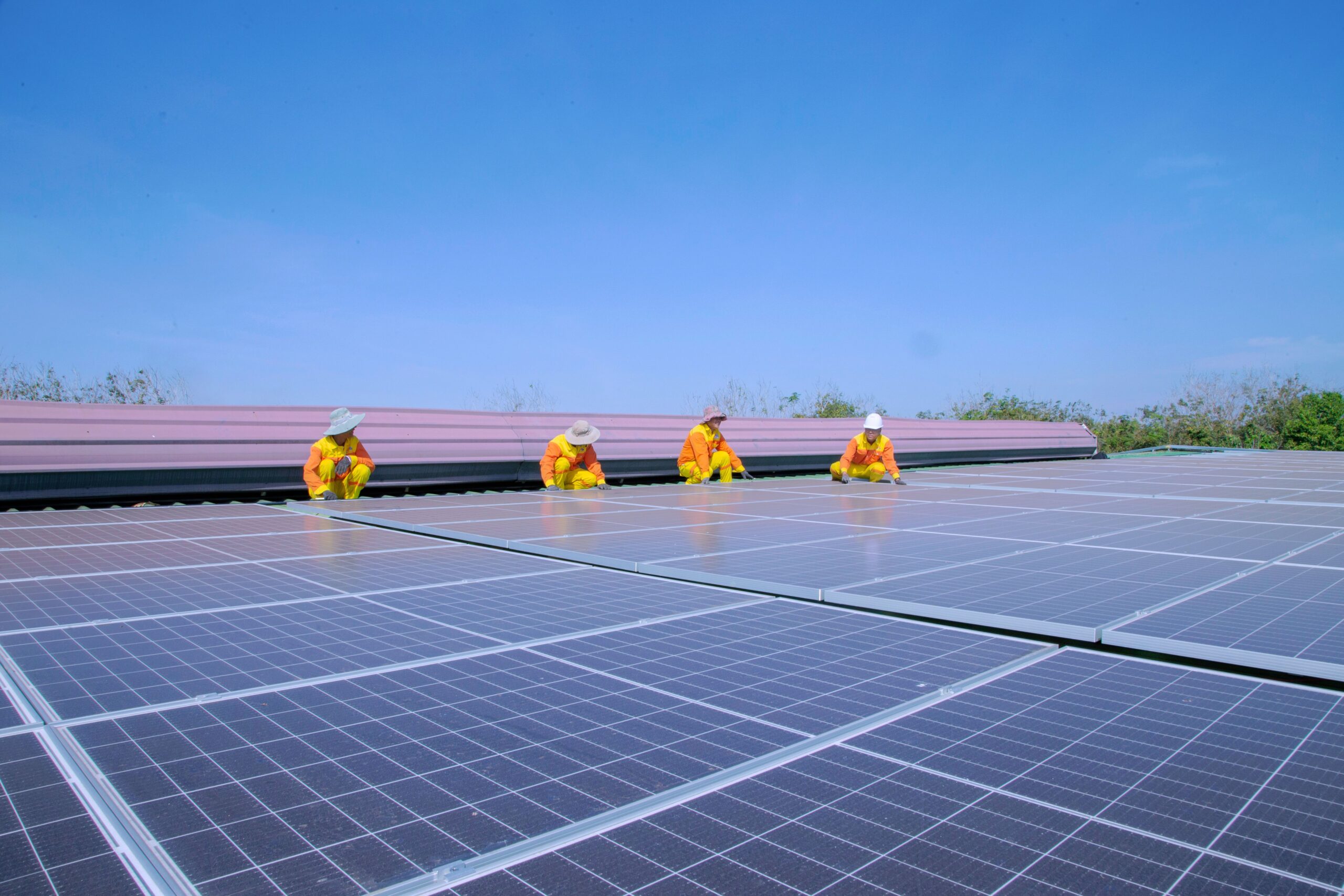 Energía solar en casa: guía de autoconsumo 6 Equipo instalando una instalación solar residencial