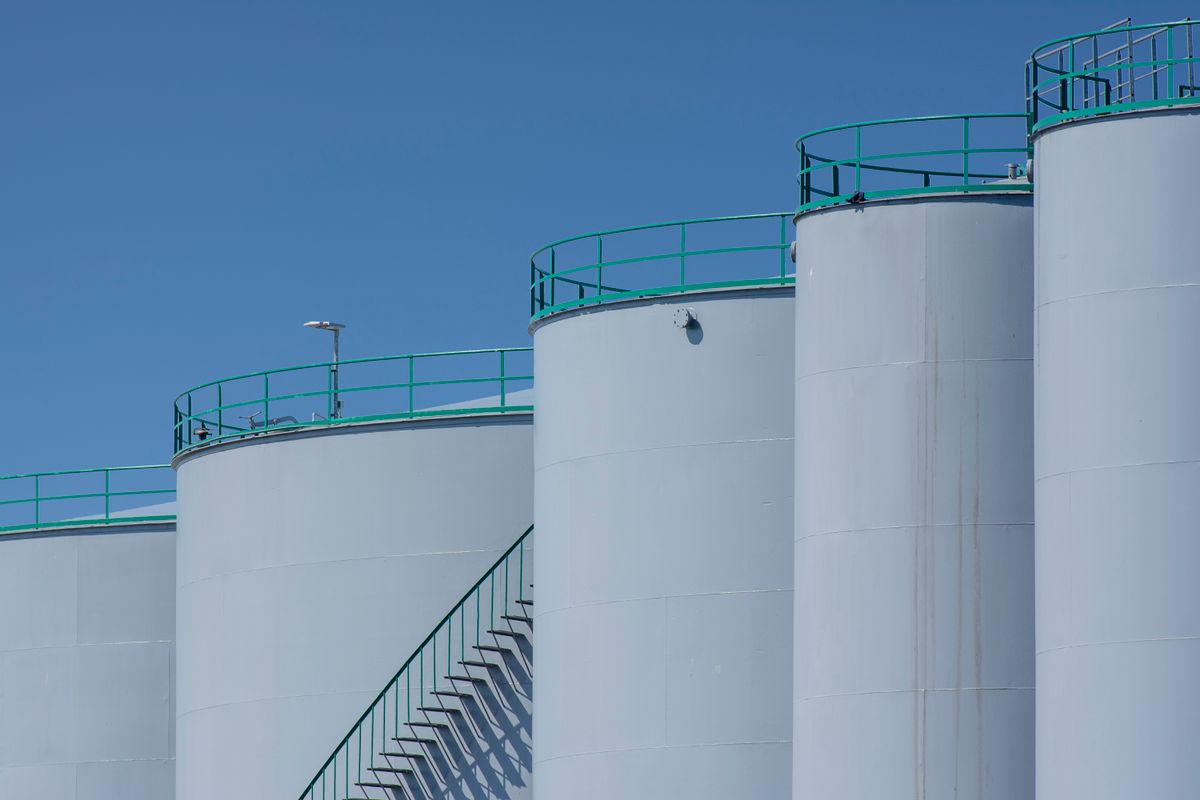 Gas natural: qué es, cómo se forma y usos 4 Tanques industriales de almacenamiento de gas natural