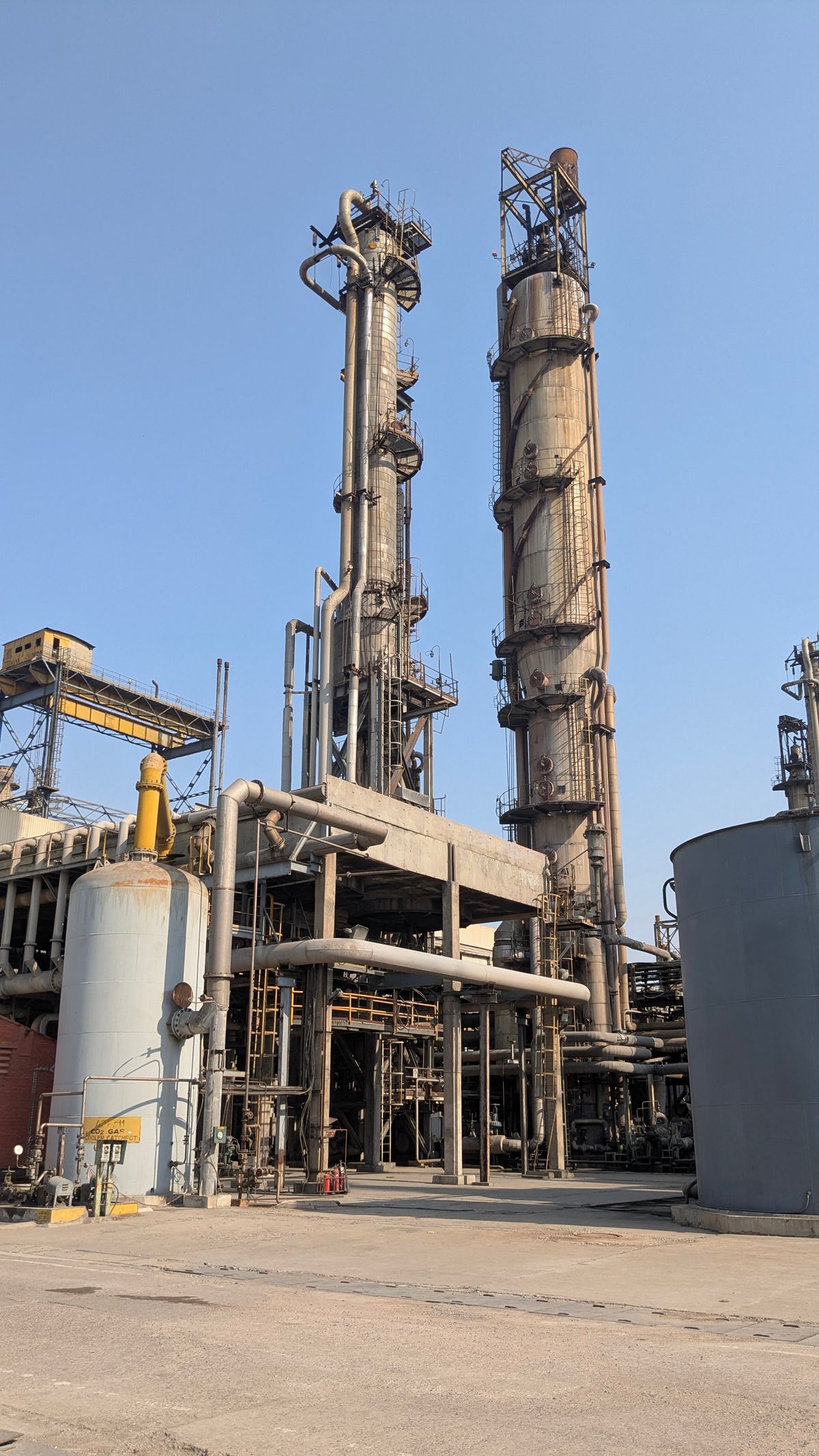 Gas natural: qué es, cómo se forma y usos 5 Torres de refinería de gas natural bajo cielo azul