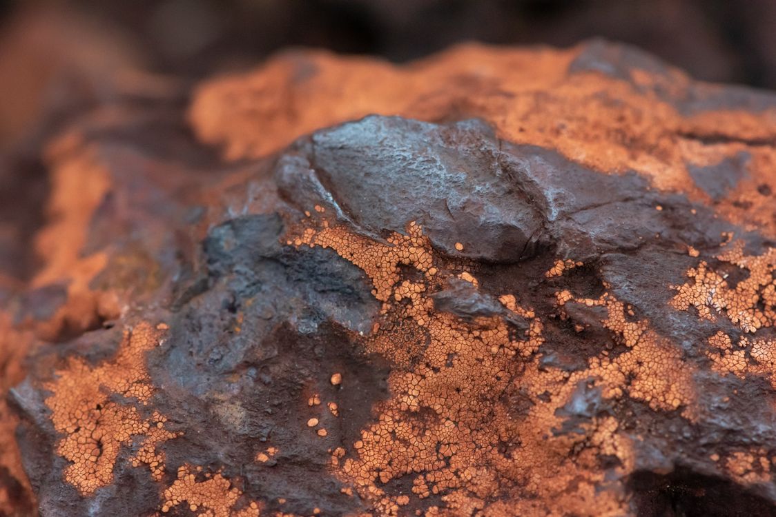Minería: tipos e impacto ambiental 2 Primer plano de mineral de hierro bruto