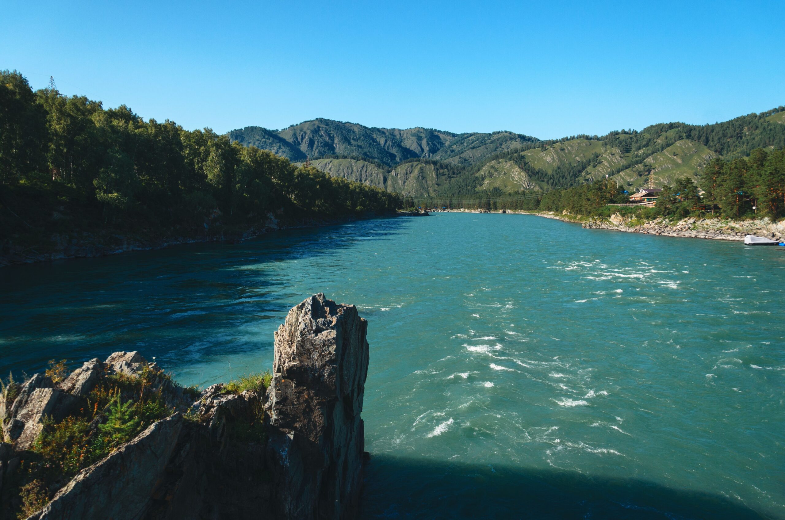 Río de montaña con aguas limpias
