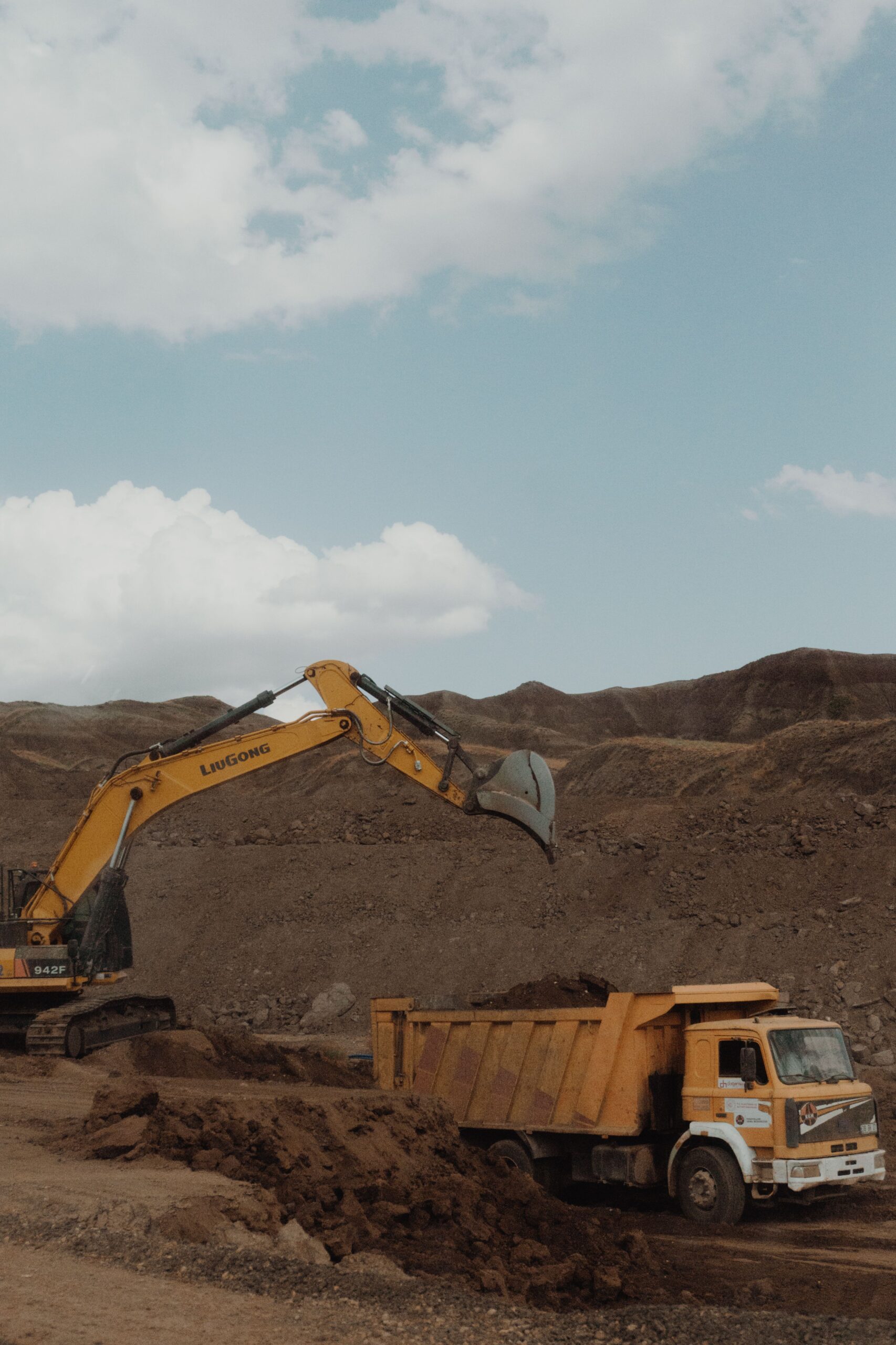 Excavadora y camión en mina a cielo abierto