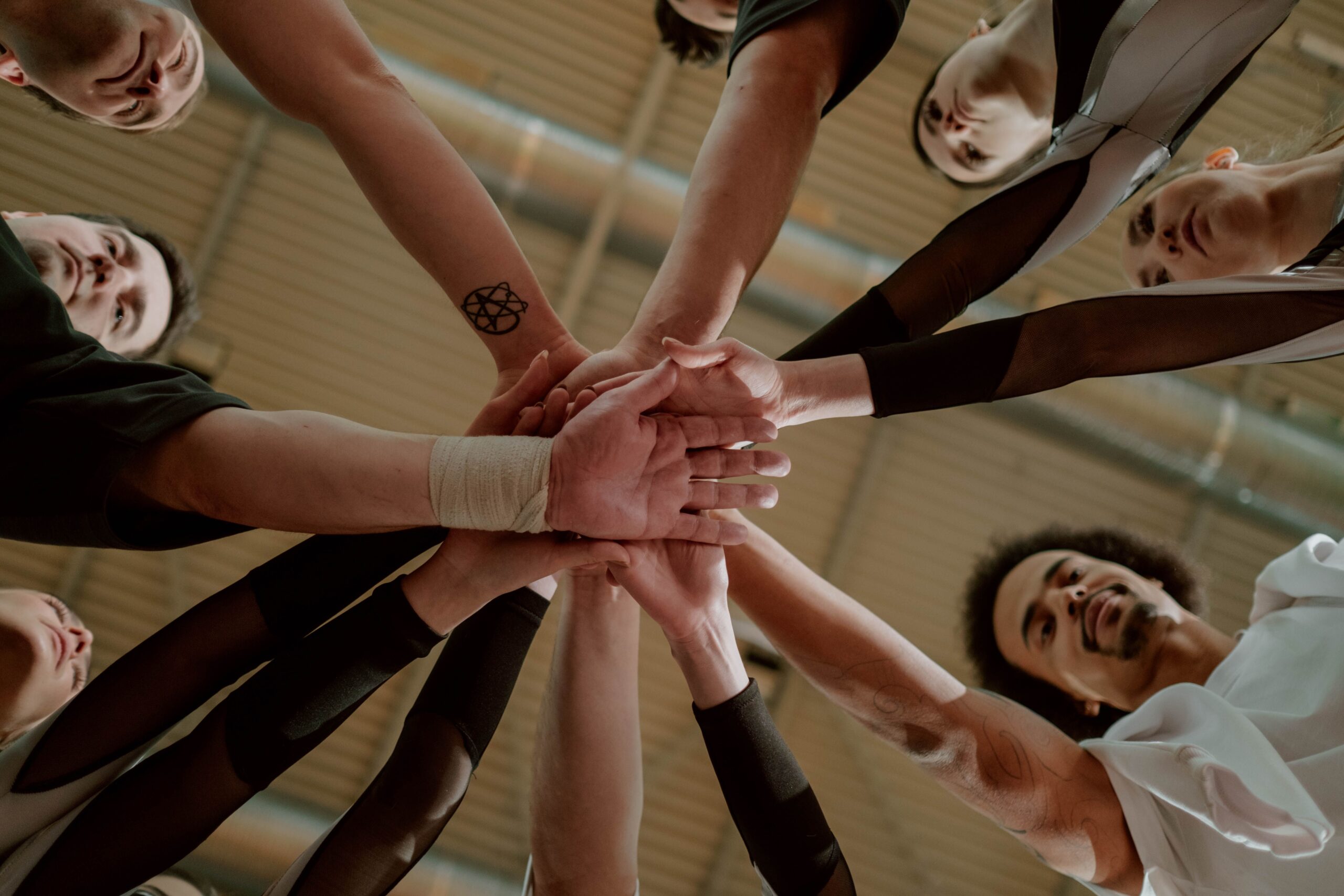 Los 3 pilares del desarrollo sustentable 4 Grupo diverso de personas uniendo sus manos en comunidad