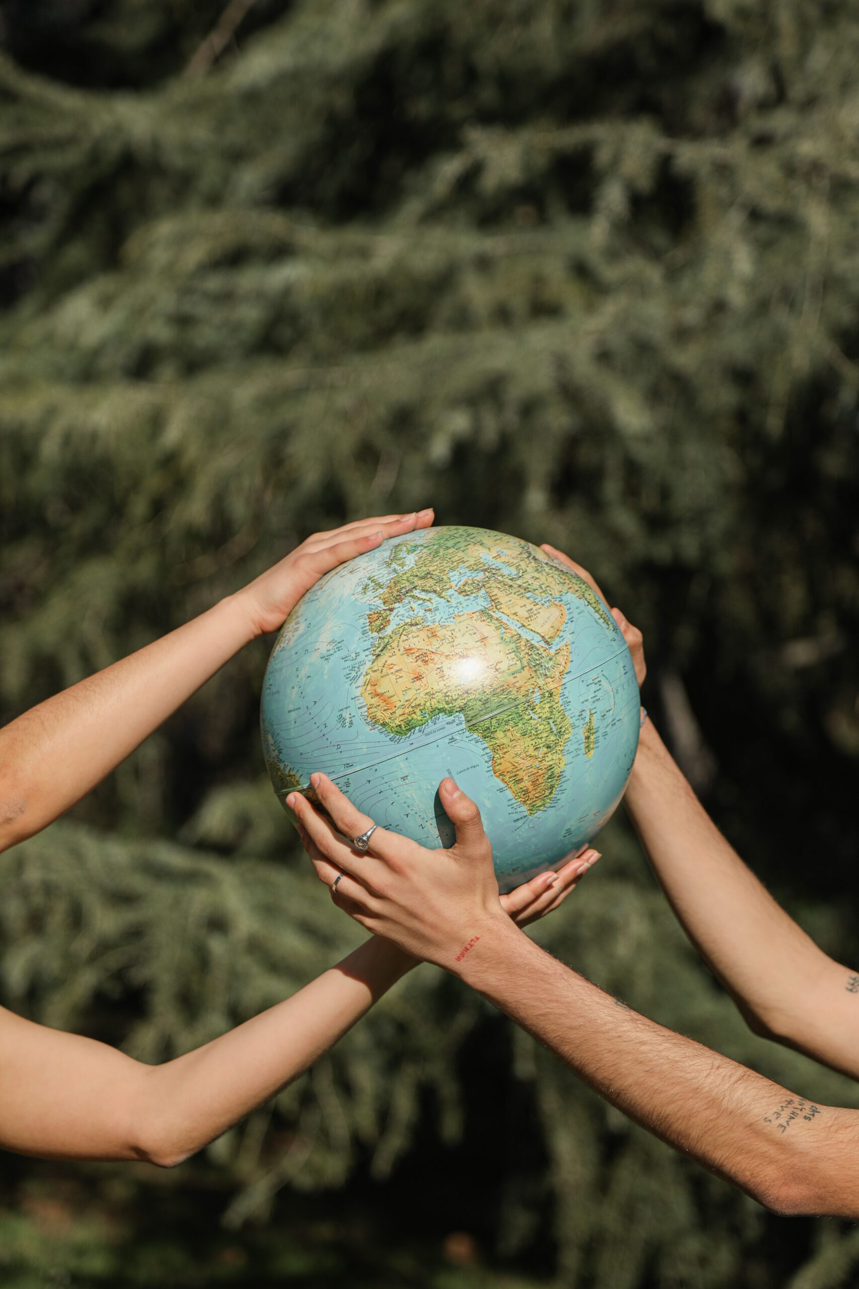 Los 3 pilares del desarrollo sustentable 6 Varias manos sosteniendo el planeta para un desarrollo global sostenible