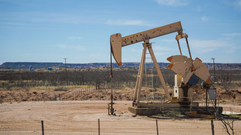 Petróleo: qué es, cómo se forma, usos e impacto 4 Bomba extractora de petróleo en campo petrolífero desértico