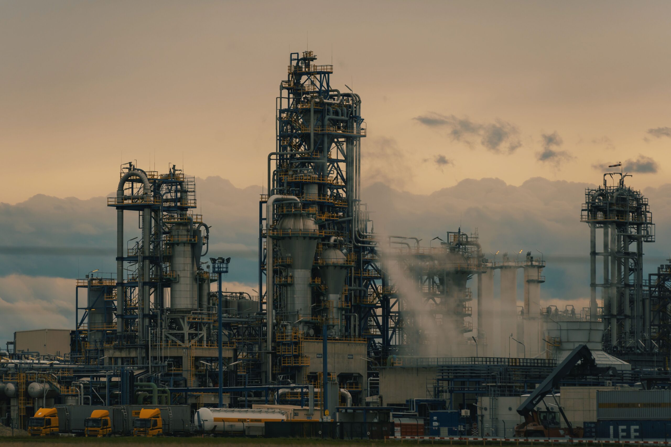 Torres de refinería de petróleo al atardecer