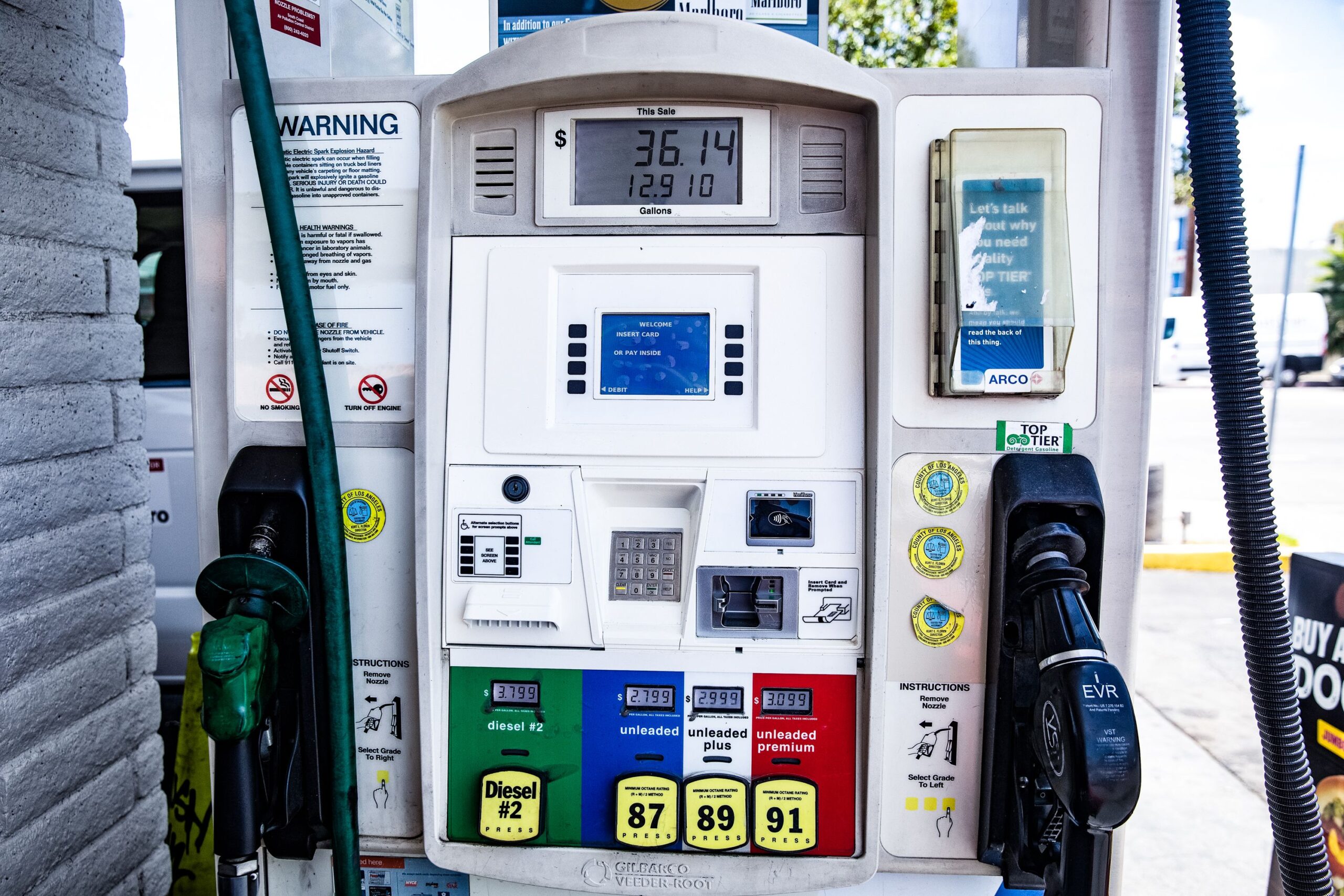 Surtidor de combustible en una gasolinera urbana