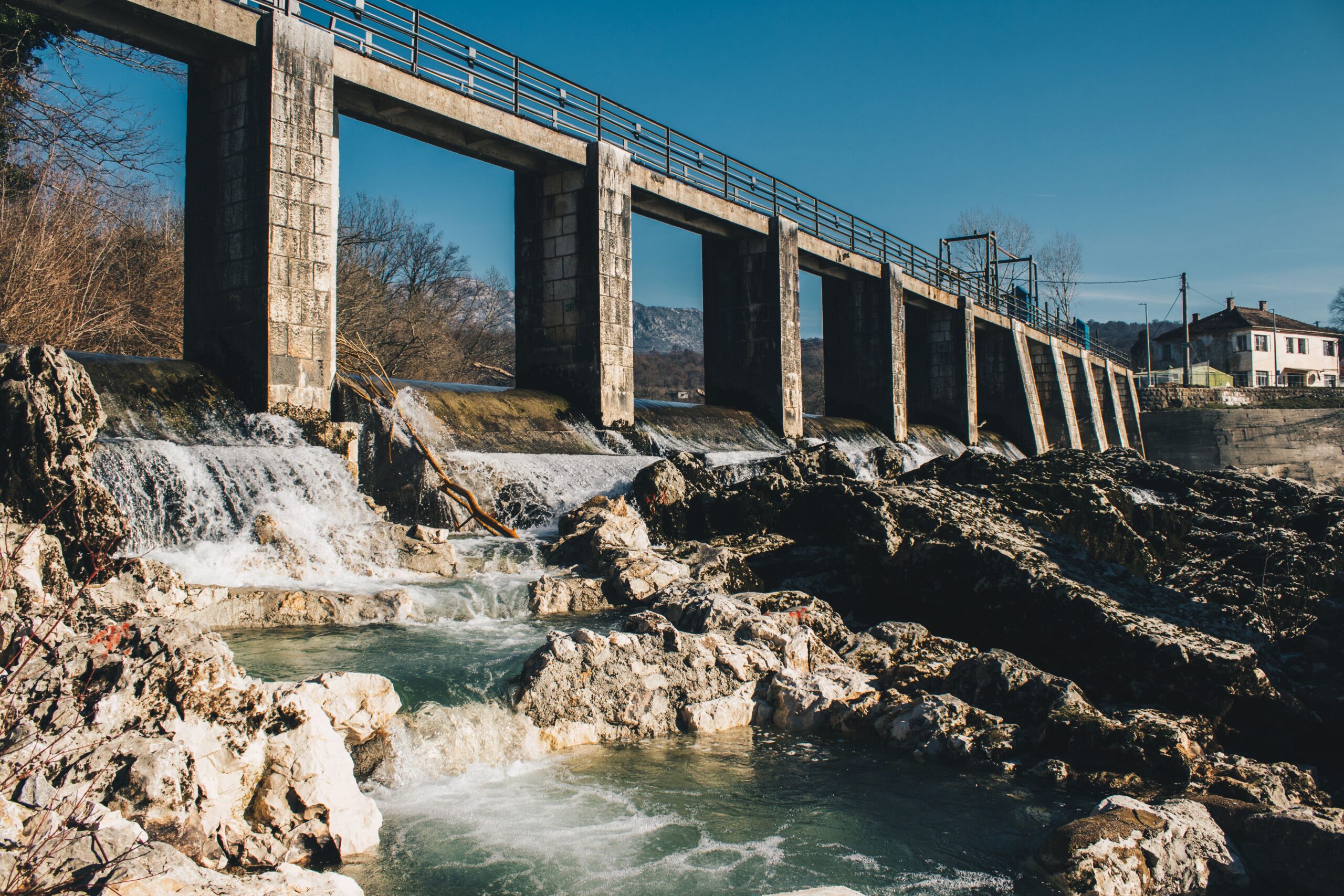 Represa hidroeléctrica con agua fluyendo entre montañas