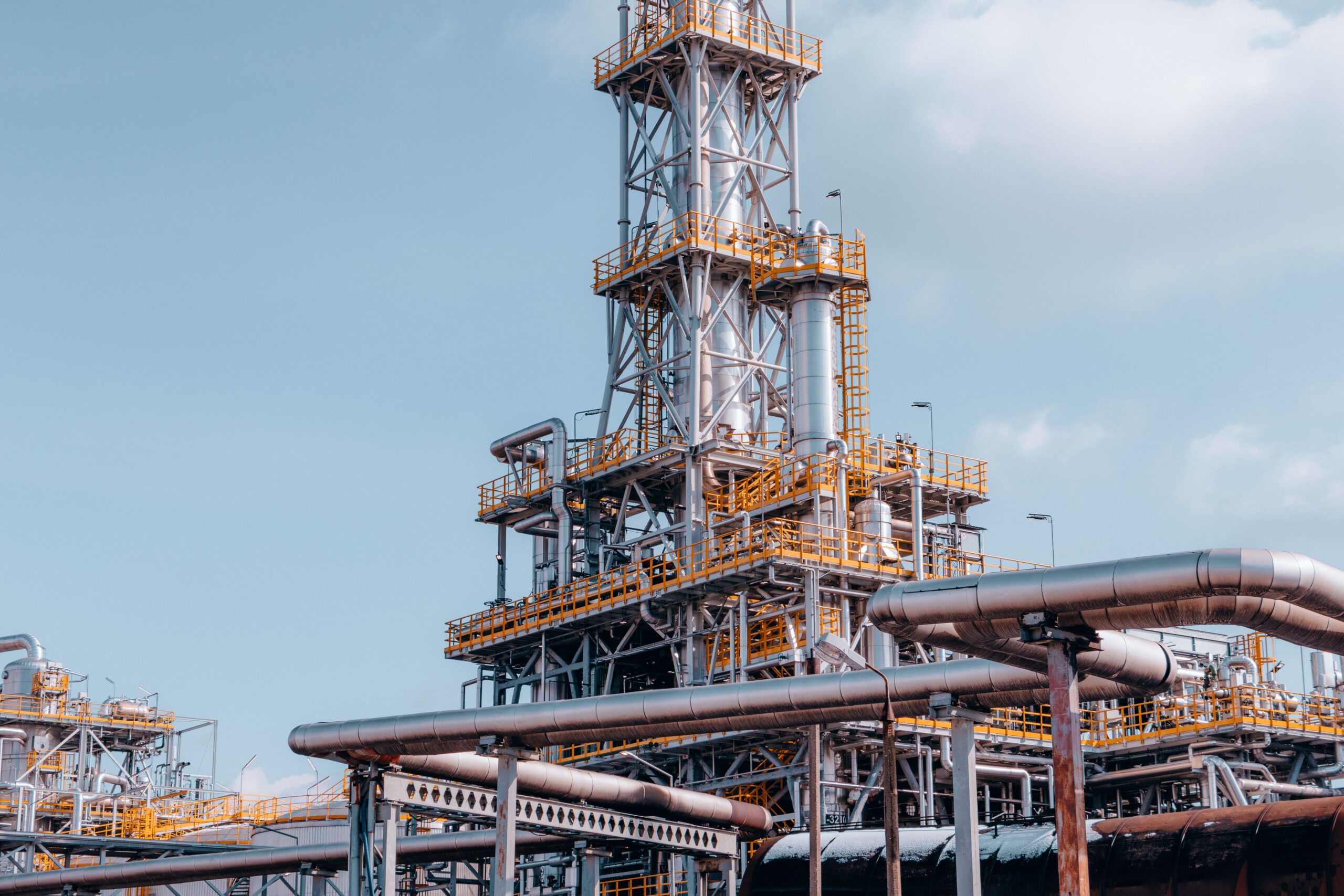 Refinería de petróleo con tuberías industriales