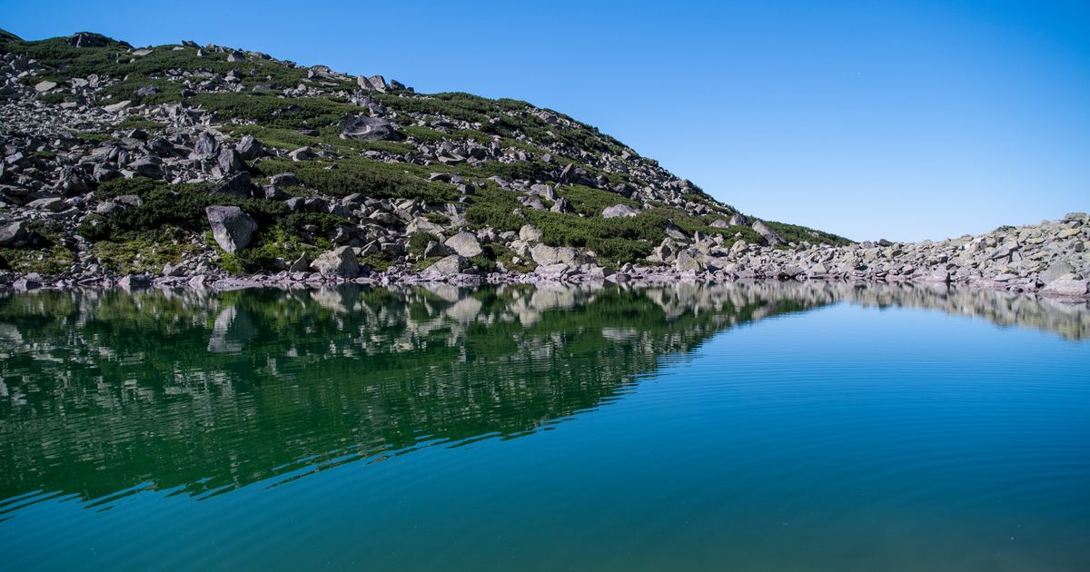 Recursos hídricos: qué son, importancia y ejemplos 4 Lago de montaña con aguas cristalinas y reflejos