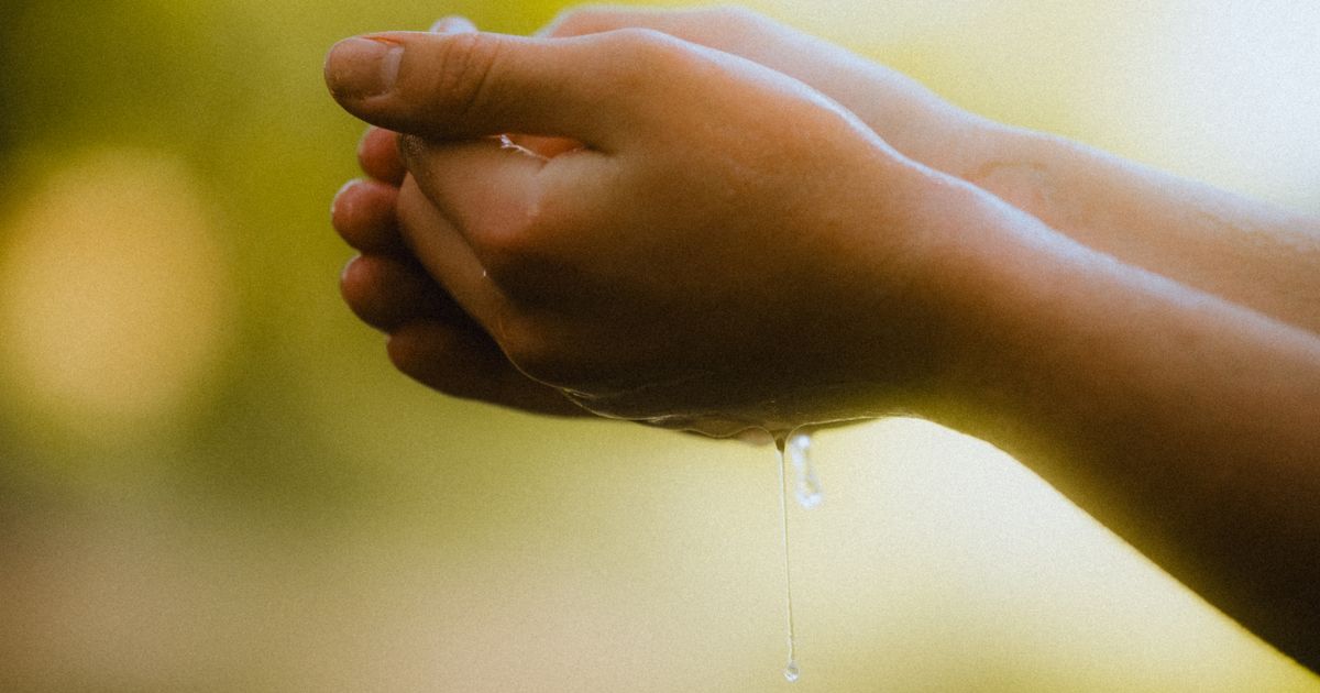 Recursos hídricos: qué son, importancia y ejemplos 6 Manos ahuecadas sosteniendo agua limpia y gotas