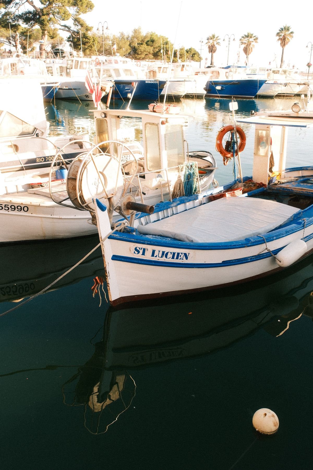 Recursos marinos y pesqueros: qué son y ejemplos 4 Barcas de pesca amarradas en el puerto costero