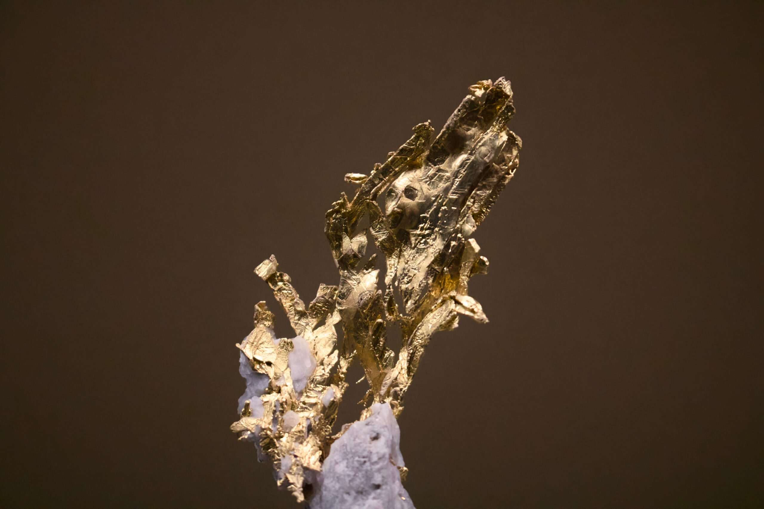 Formación mineral de oro en primer plano sobre fondo oscuro