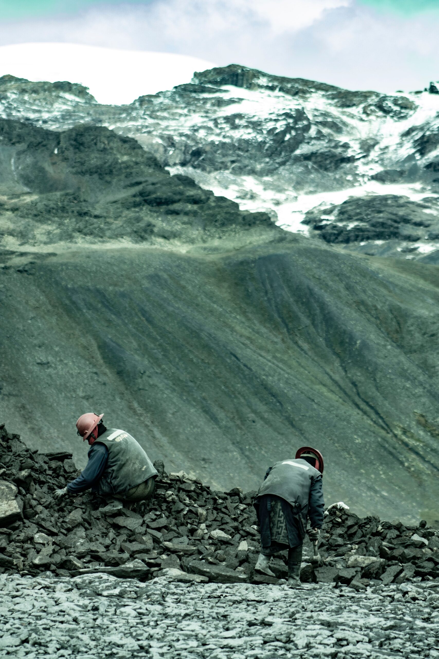 Mineros extrayendo oro a mano en los Andes del Perú