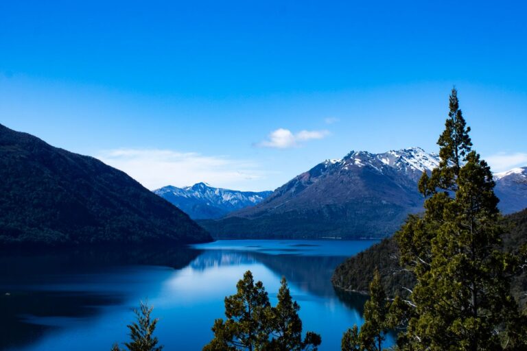 Latin America Natural Resources: Copper, Lithium and Oil 18 Lago patagónico rodeado de montañas nevadas