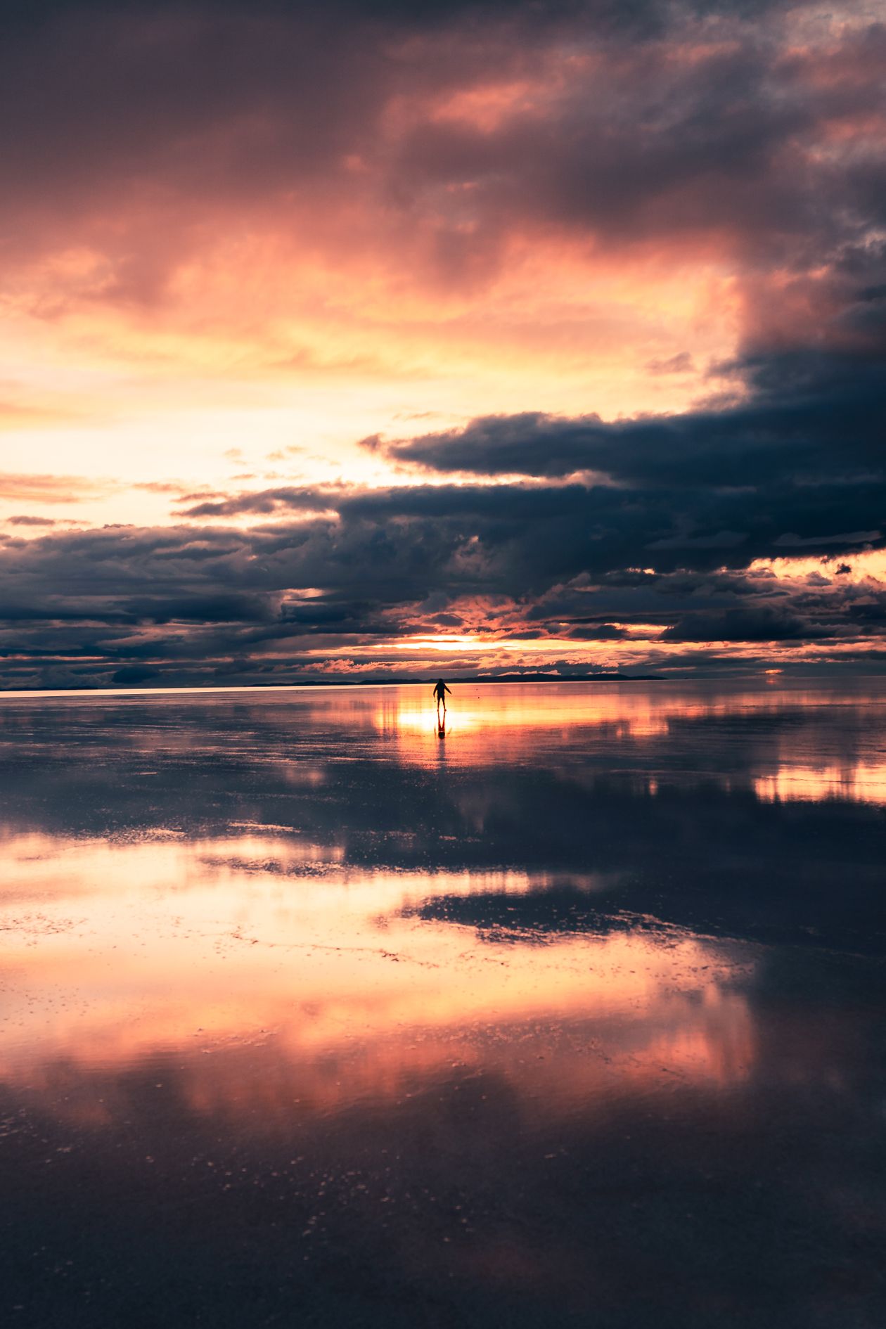Recursos naturales de América Latina 3 Salar de Uyuni al atardecer en Bolivia