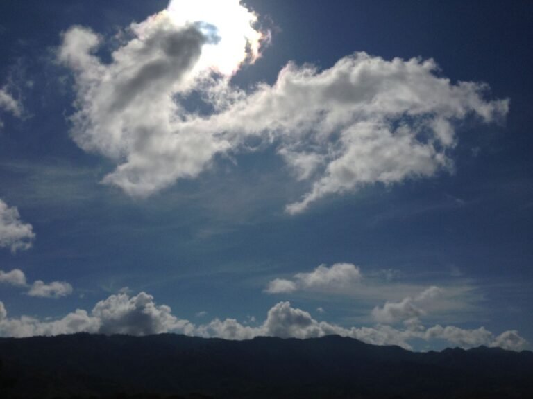 Recursos naturales de Centroamérica 35 Cordillera montañosa brumosa en Costa Rica tropical