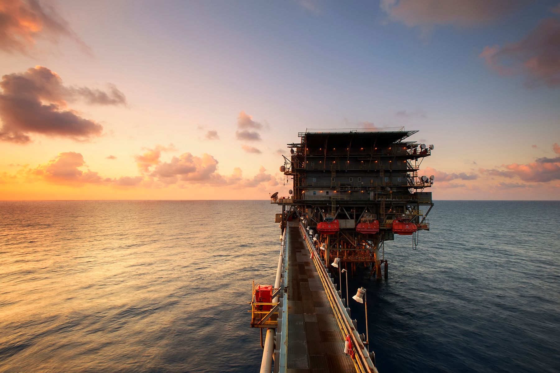 Plataforma petrolera marina al atardecer en el océano