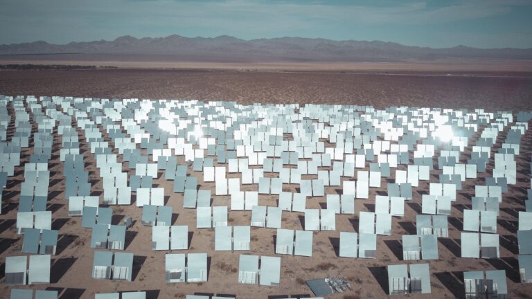 Recursos naturales inagotables: qué son y ejemplos 142 Extenso campo de paneles solares en un desierto soleado