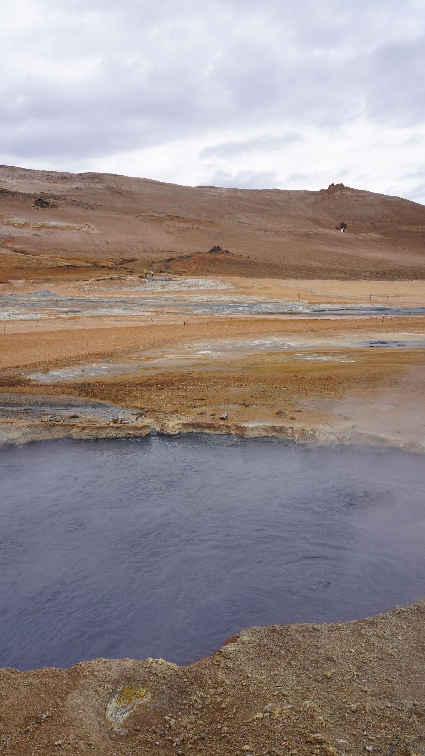 Recursos naturales inagotables: qué son y ejemplos 5 Paisaje geotérmico islandés con vapor saliendo del suelo