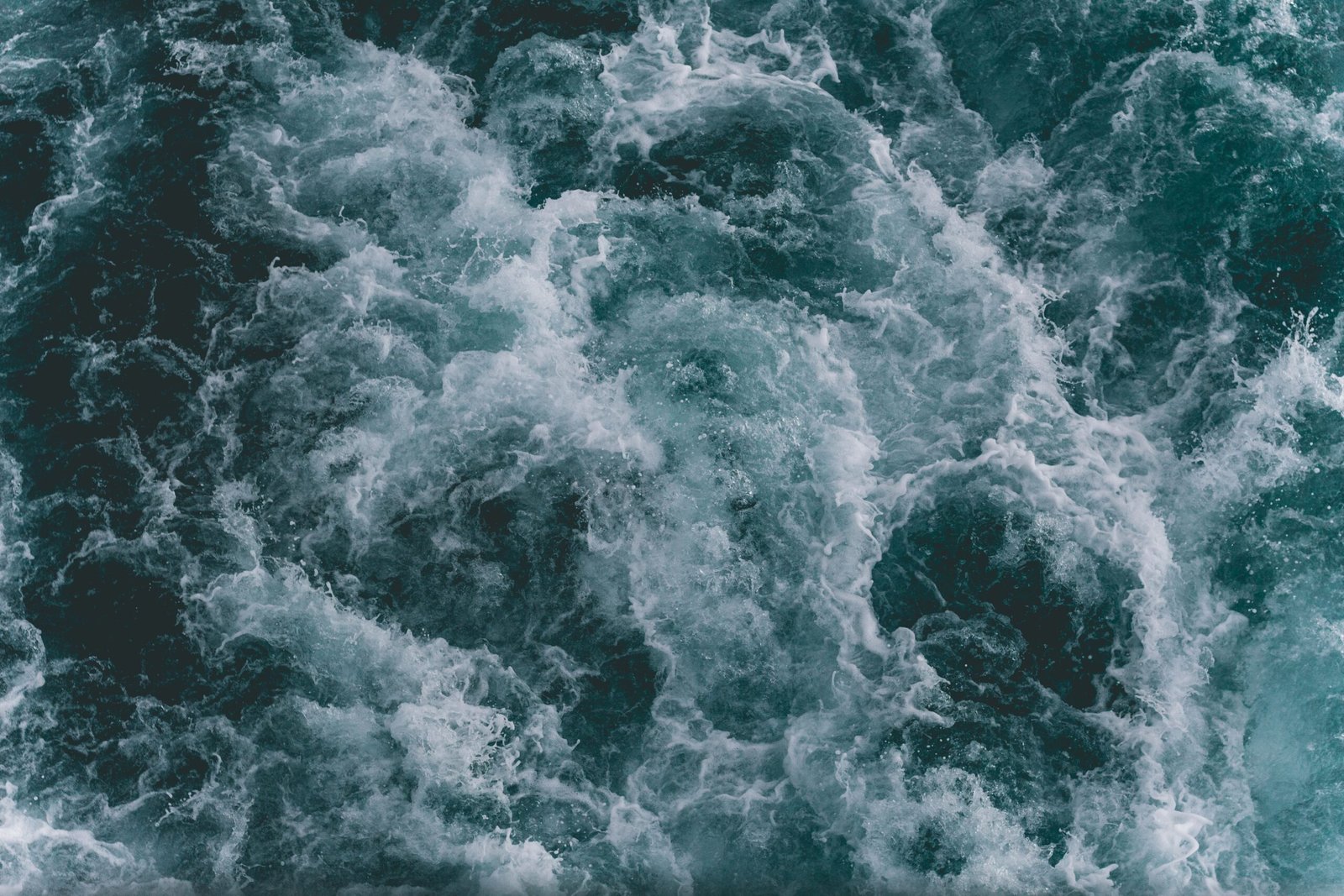 Recursos naturales inagotables: qué son y ejemplos 6 Olas del océano vistas desde arriba con espuma blanca