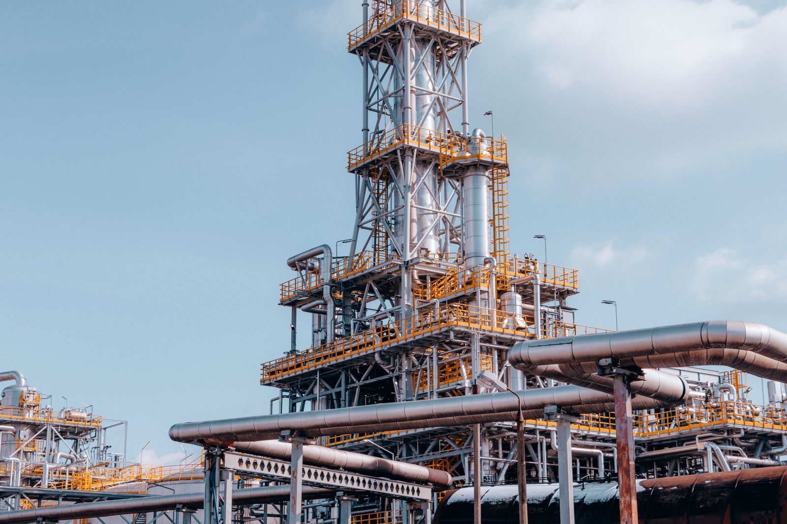 Planta de refinería de petróleo con tuberías
